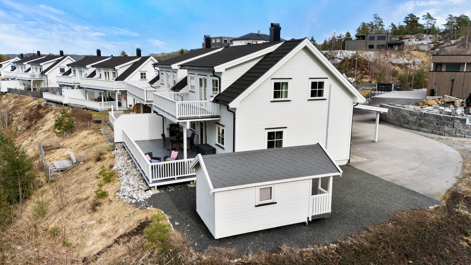 Eiendommen ligger sentralt på Kalstad i rolige omgivelser, med gangavstand til dagligvarebutikker, treningssenter og andre nødvendige fasiliteter. Galleribilde