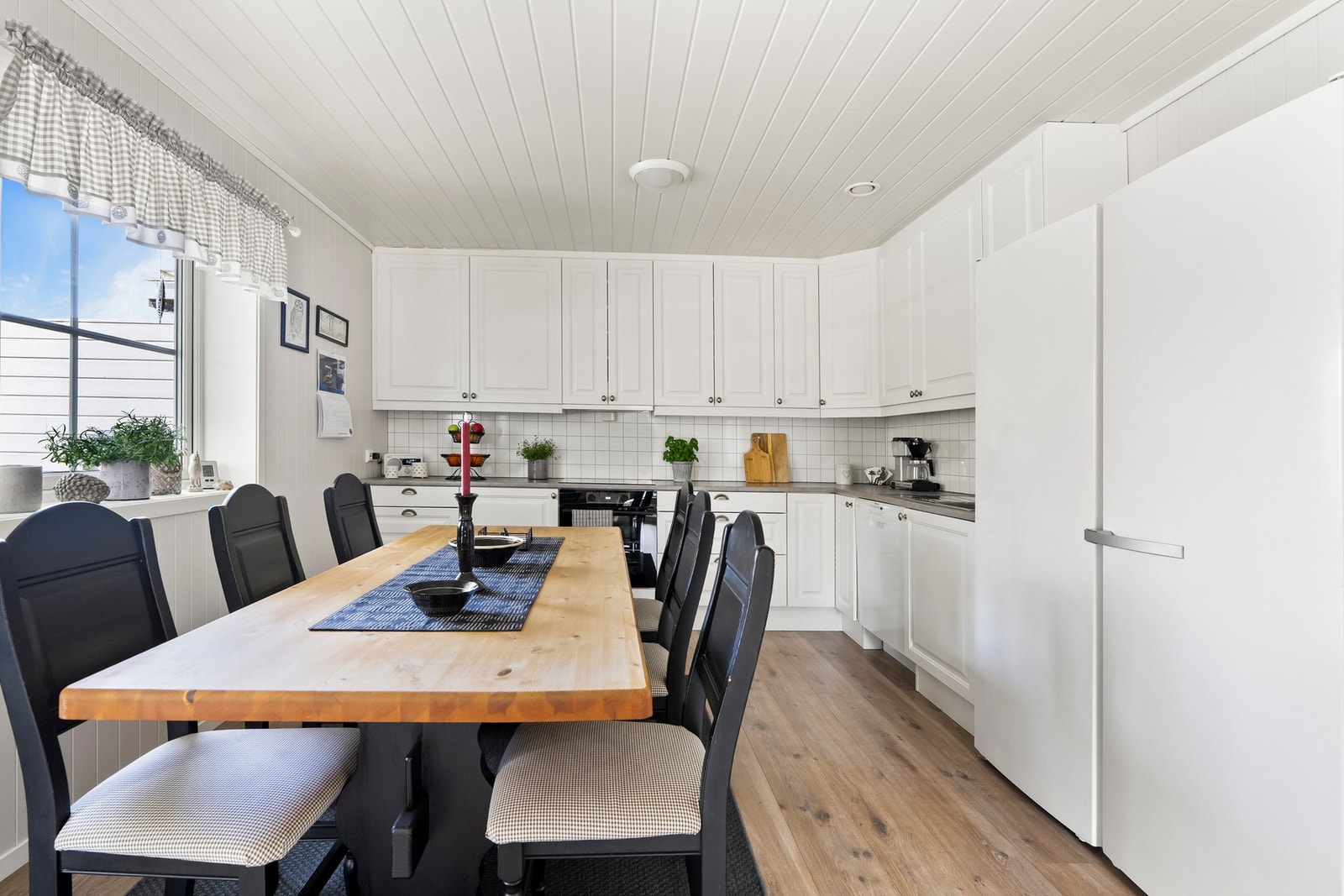 Kjøkkenet har folierte skrog og profilerte fronter i tre, noe som gir god holdbarhet og et tidløst design. Galleribilde