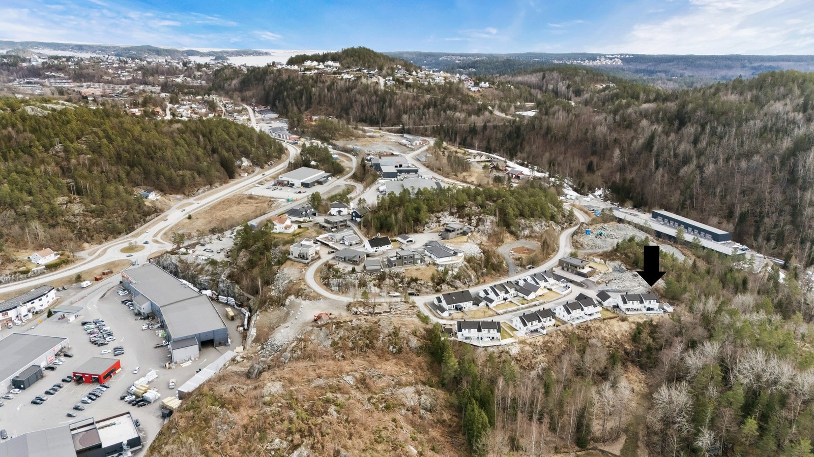 Pen og innholdsrik tomannsbolig med carport, solrike uteområder og stor terrasse Galleribilde