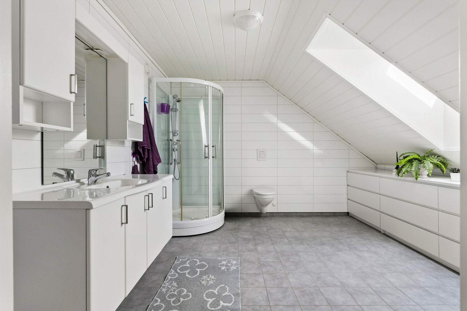 Badet i 2.etasje gjentar den samme stilen som badet i 1.etasje. Galleribilde