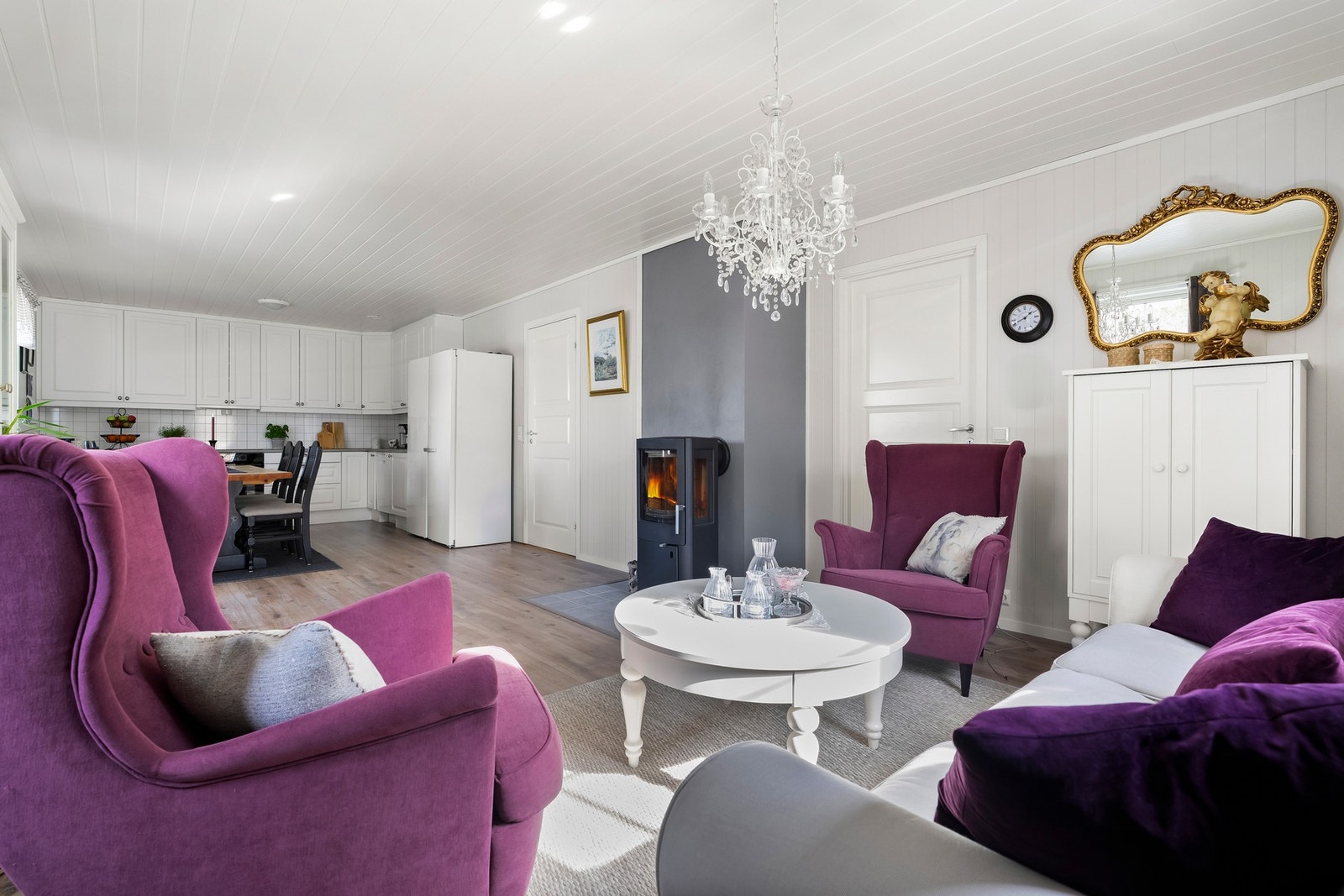 Stua er romslig og innbyr til fleksibel møblering. Galleribilde