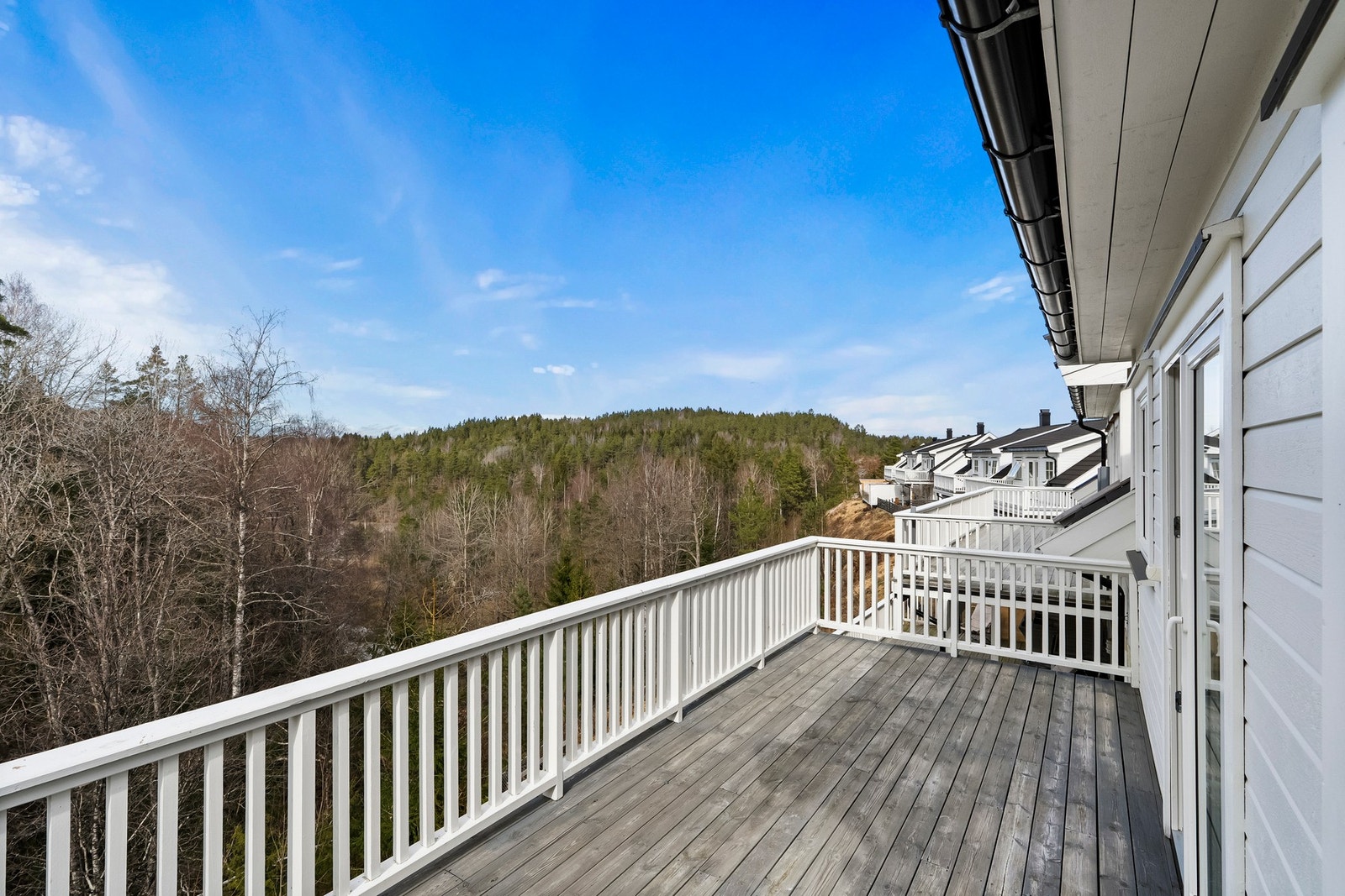 Ut fra stua kommer du til verandaen i 2.etasje. Galleribilde