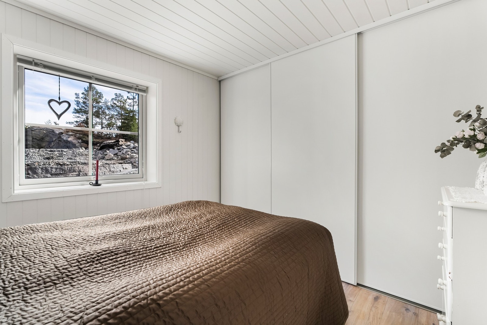 Her har du både garderobeskap for å holde klær og tilbehør organisert Galleribilde