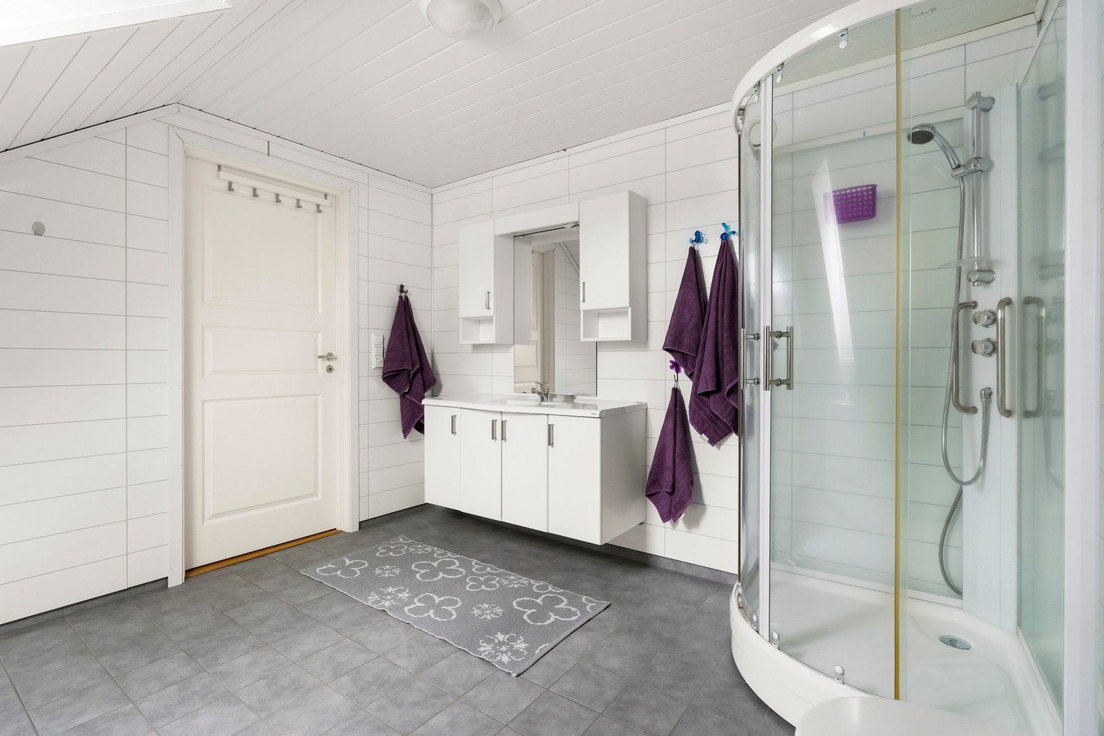 Badet inneholder vask, vegghengt toalett og dusjkabinett. Galleribilde