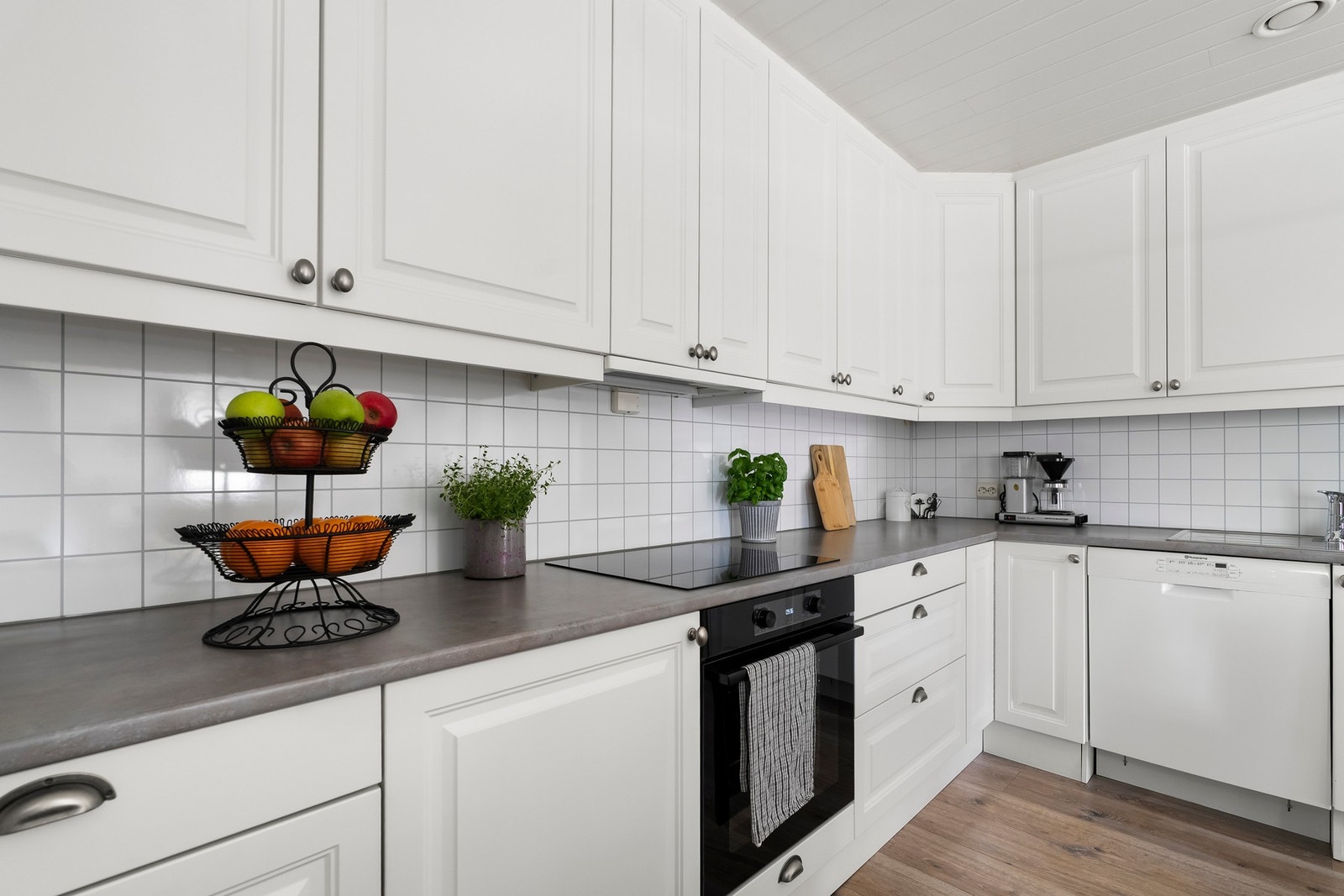 Her finner du også integrert komfyr, platetopp, oppvaskmaskin og avsatt plass til kjøleskap. Galleribilde