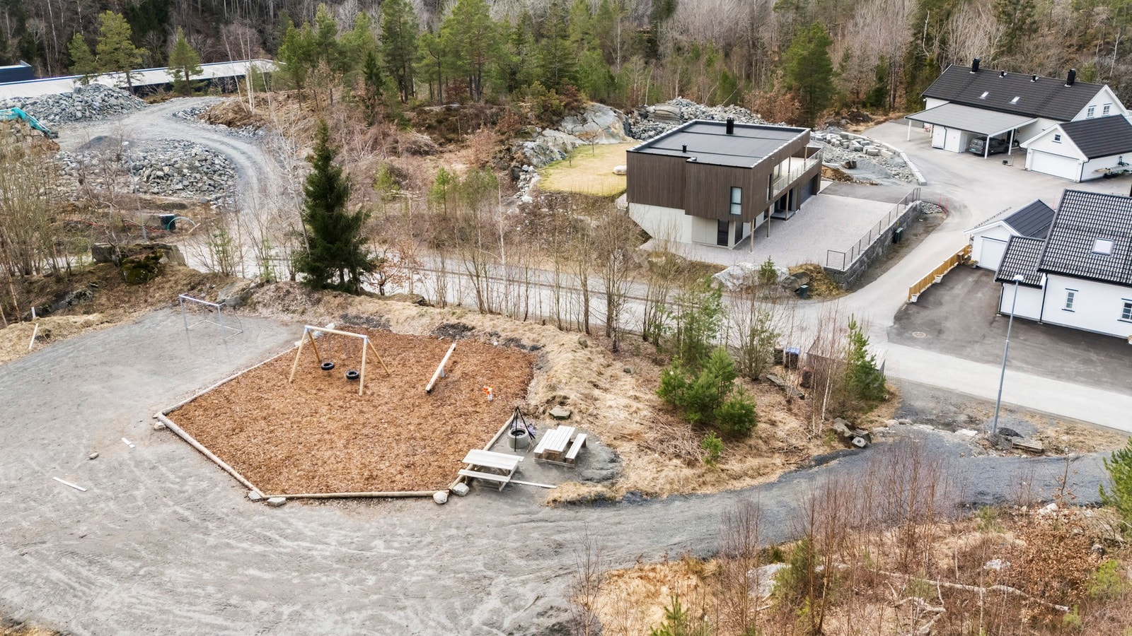 Fine lekeplasser hvor barna kan boltre seg trygt. Galleribilde