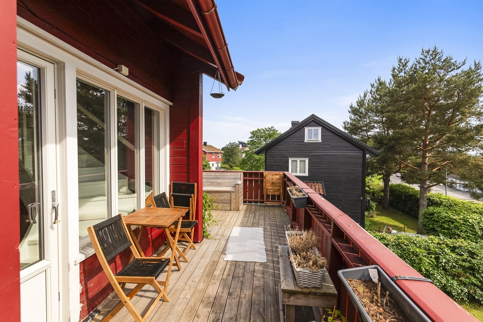 Via stuen er det utgang til eget romslig balkongareal. Balkongen er vendt mot sør vest, med gode solforhold. Terrassen er av tre, og har god plass til utemøbler. Galleribilde