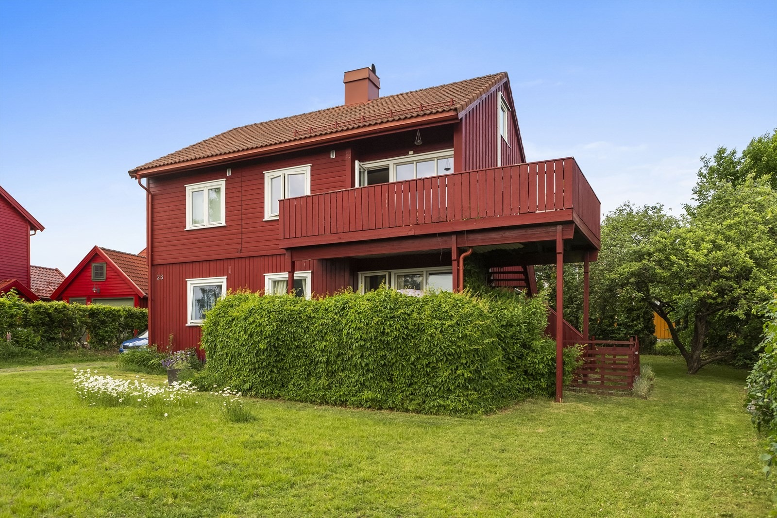 Tomten fremstår attraktiv med mye grønt plenareal innrammet med hekk . Innkjørselen er gruslagt, med ett overbygget inngangsparti med trappeadkomst. Galleribilde