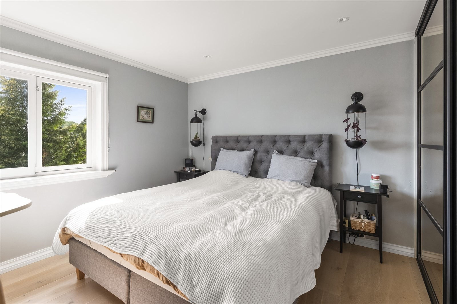 Her er enstavsparketten videreført sammen med de slette overflatene og tak med innfelt spottbelysning. Galleribilde