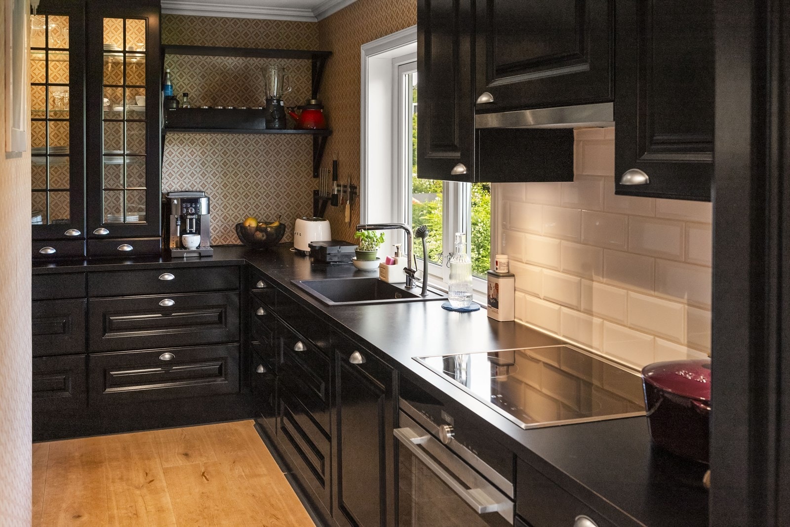 Kjøkkenet har rikelig med skap- og benkeplass, med hyggelig vinduspost som gir både lys og utsyn. Galleribilde