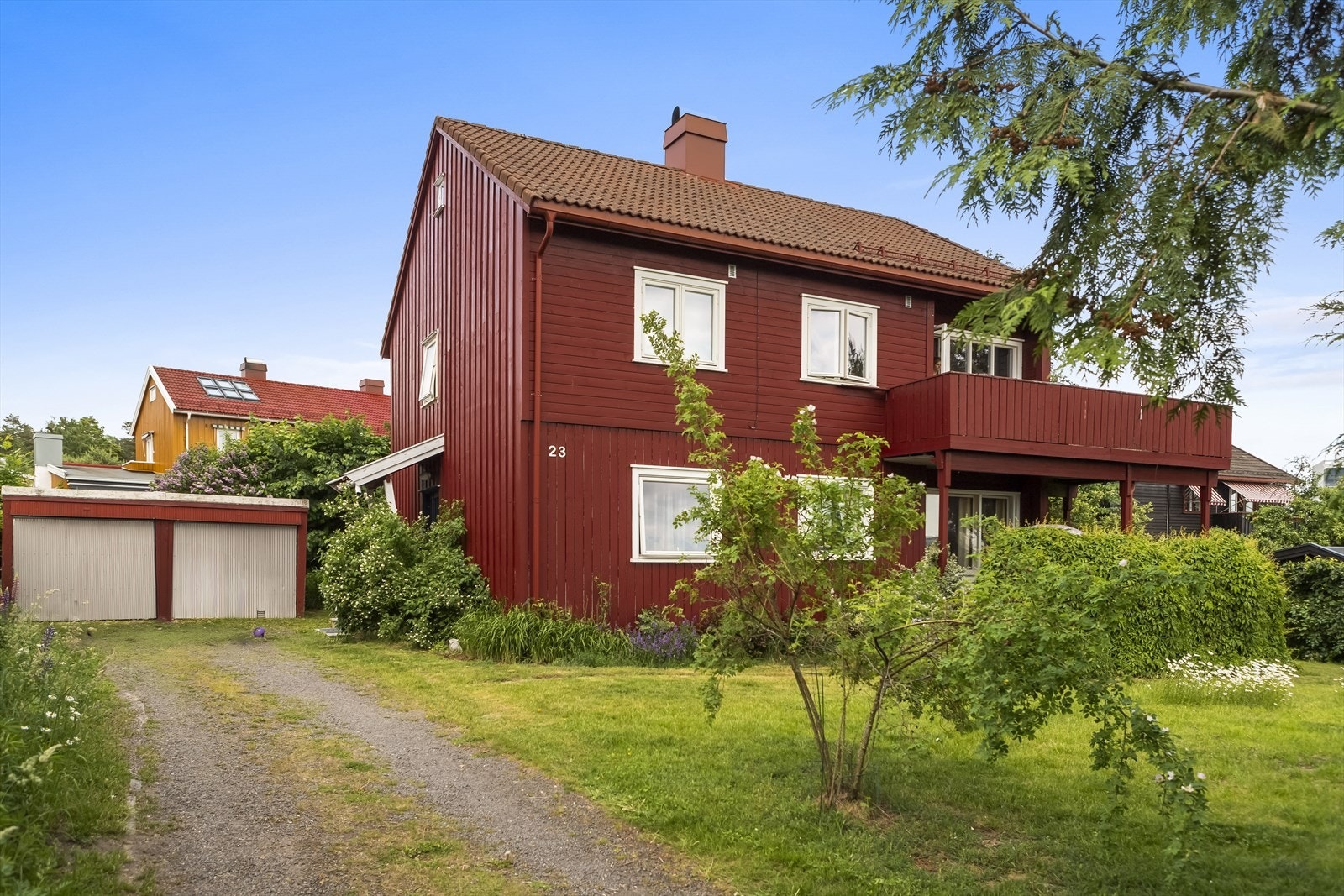 Det er kort vei til både skoler og barnehager med 5 min gange til Byskogen skole og 9 min gange til solvangkirkens barnehage. Galleribilde