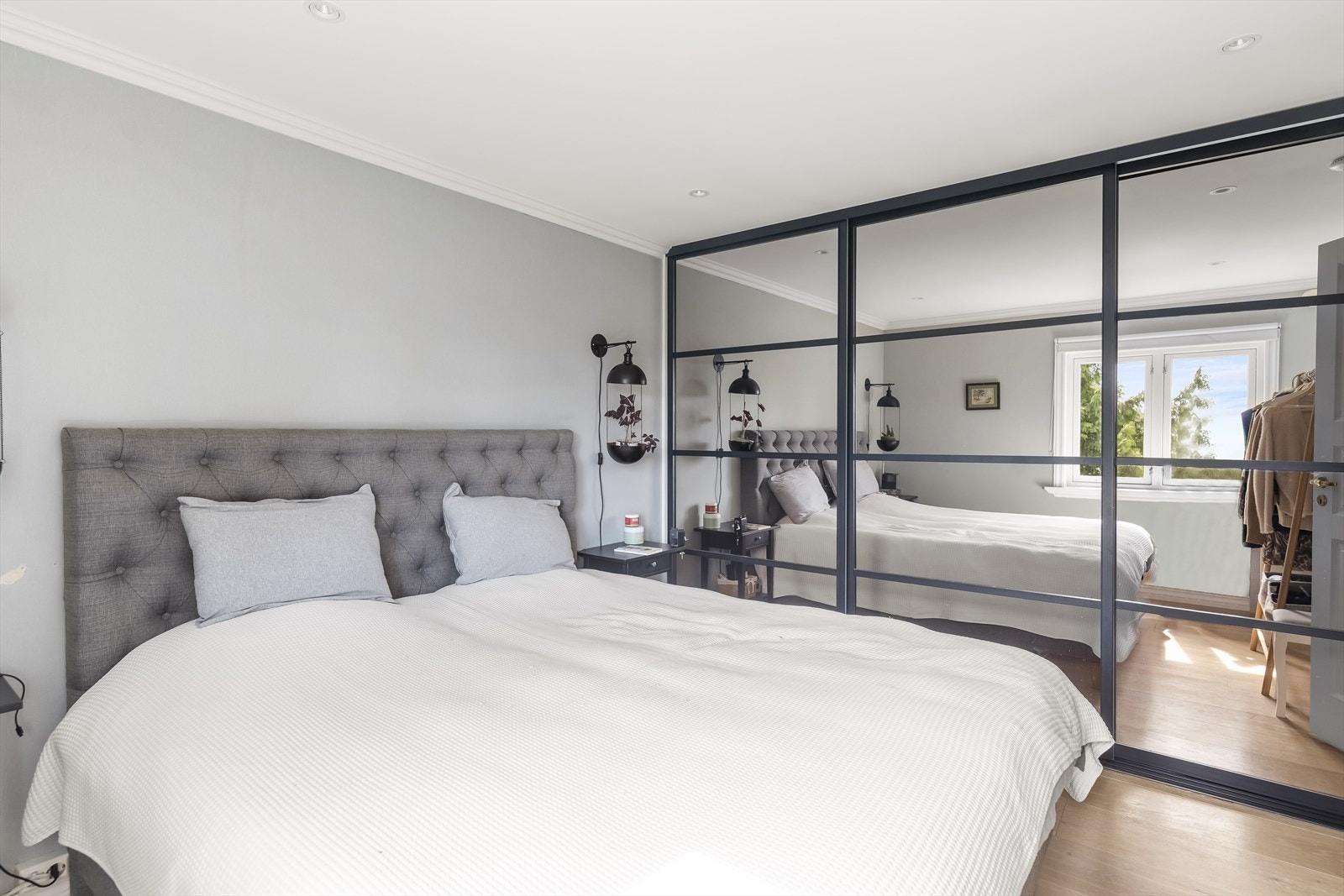 Innbydende og pent soverom med stor skyvedørsgarderobe i speil. Galleribilde