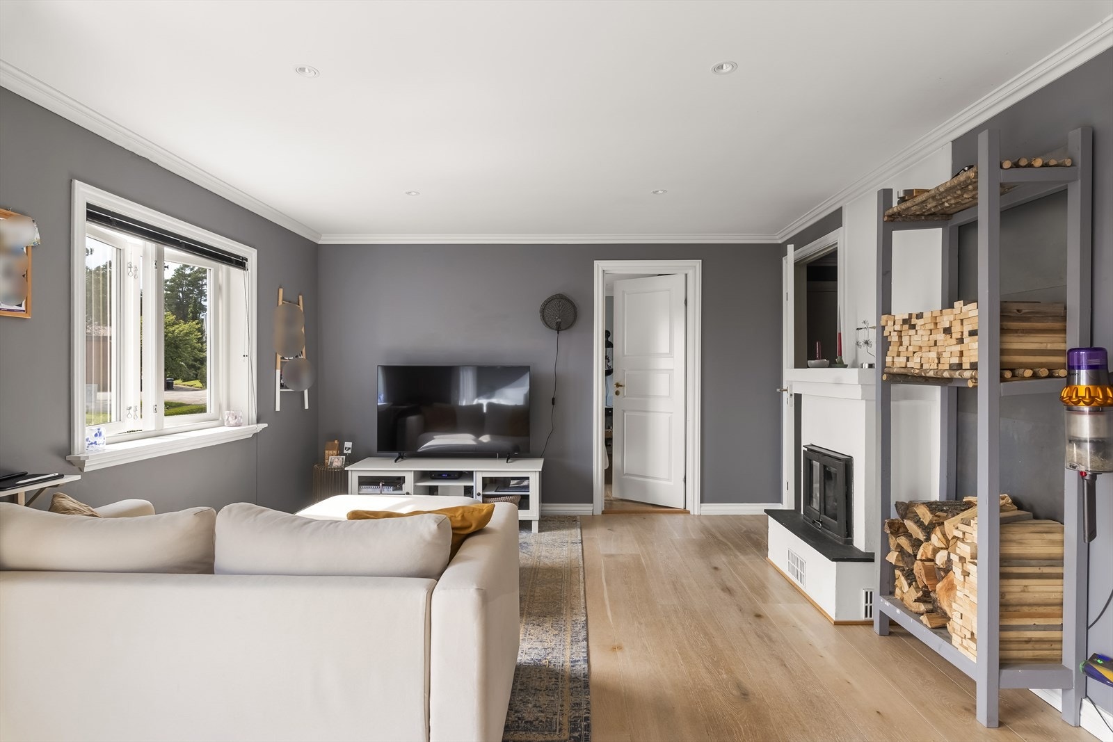 Her er det et stort og sosialt allrom med flere innredningsmuligheter, samt god plass til både TV- og spisestue. Galleribilde