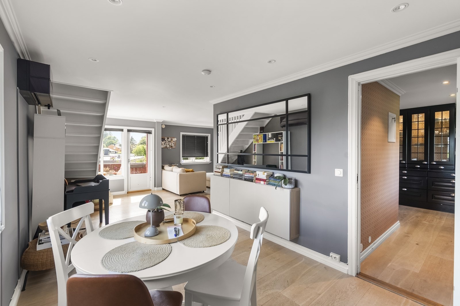 Stuen har store vindusflater som gir rikelig med naturlig lys og pent utsyn over omkringliggende omgivelser. Galleribilde