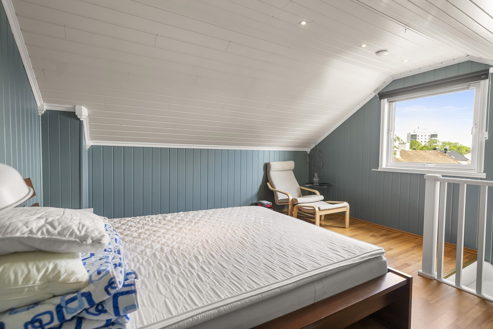 Innredet loftsrom med trapp fra stue som har flerbruksmuligheter. Loftsrommet har pent gulv og panel vegger og tak. Stort vindu med pent utsyn som gir godt med lys. Galleribilde