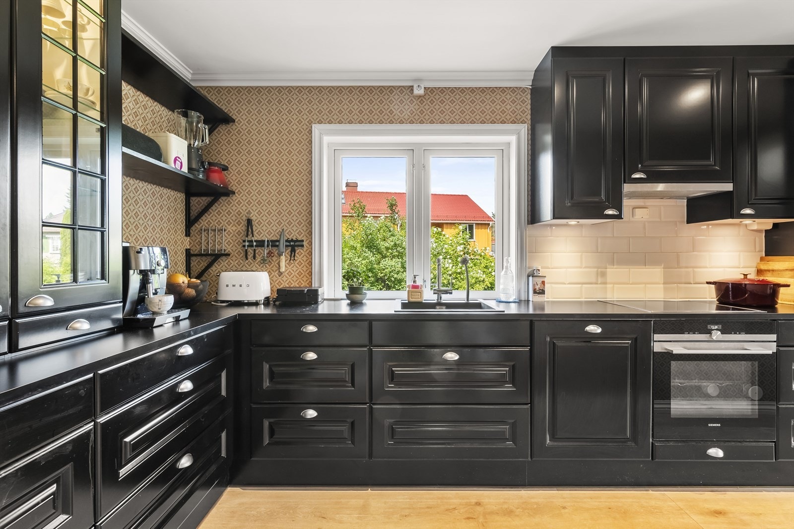 Leiligheten har et pent og innholdsrikt kjøkken fra 2016 med integrerte hvitevarer. Galleribilde