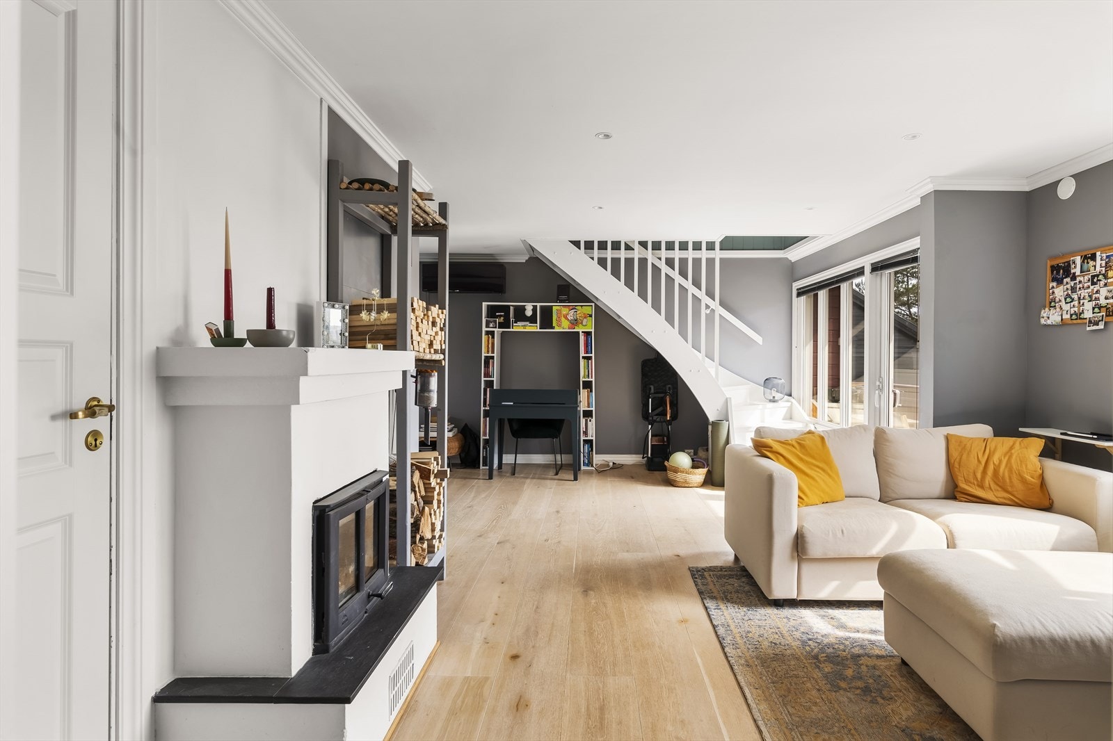 Som hjerte i rommet står en koselig peisovn som gir godt med varme på kalde vinterkvelder! Stuen har også en effektiv og god varmepumpe fra 2019. Galleribilde