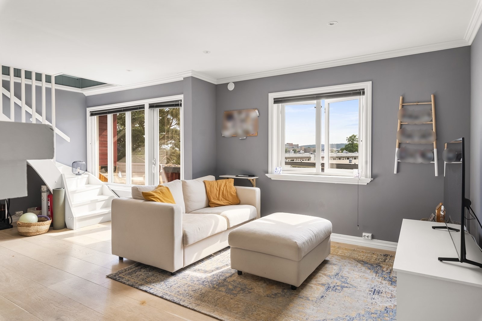 Stuen har gjennomgående enstavs parkett og lyse, tidsriktige farger på veggene. Galleribilde