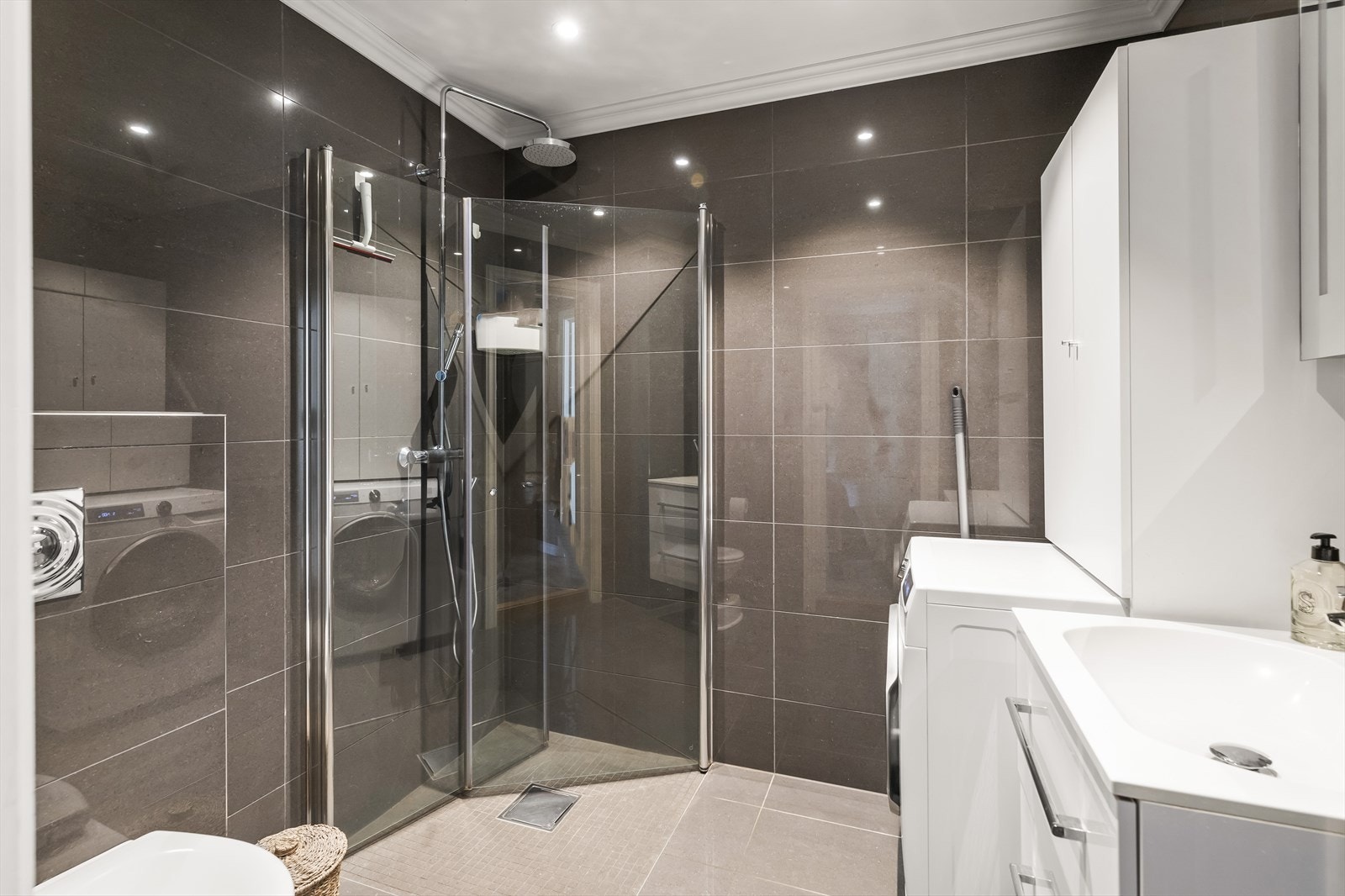 Delikat og moderne bad fra 2016 med flislagte overflater på gulv og vegger. Galleribilde