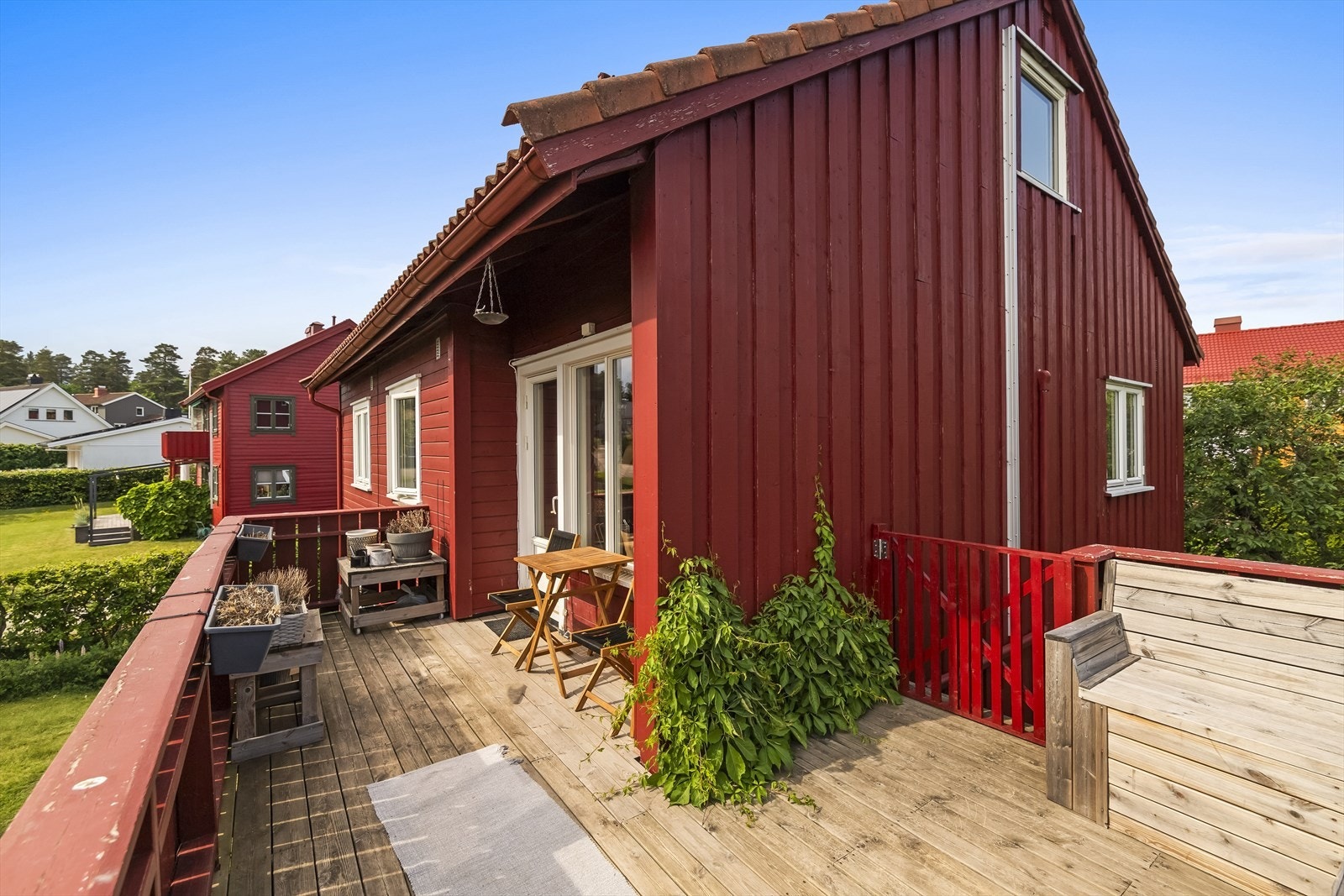 Leiligheten har en gjennomgående tiltalende og tidsriktig standard med god planløsning, rikelig med naturlig lys og en romslig balkong med svært gode solforhold. Galleribilde