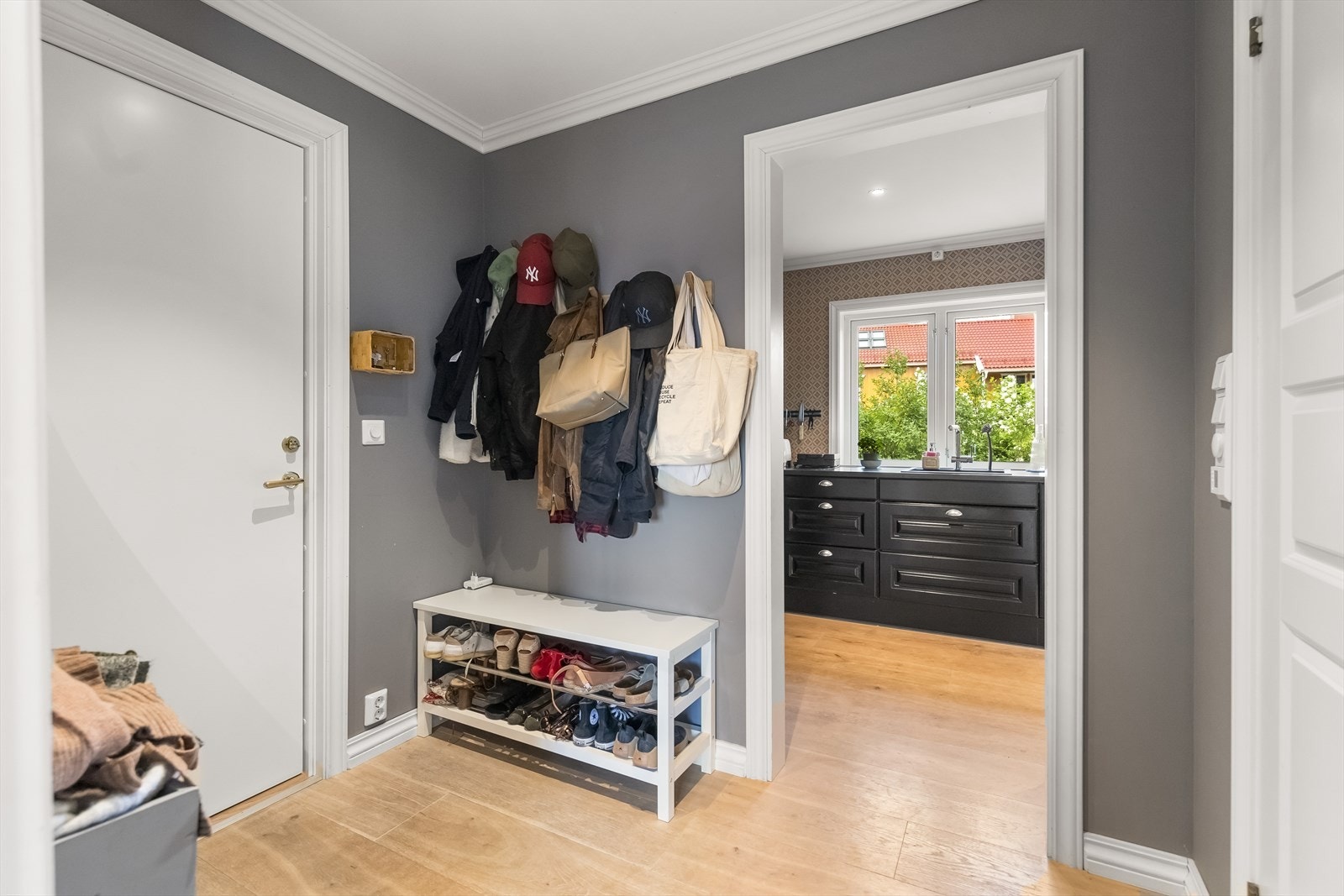 Fra felles trappeoppgang kommer man inn i en innbydende entré som ønsker deg velkommen inn i leiligheten. Galleribilde
