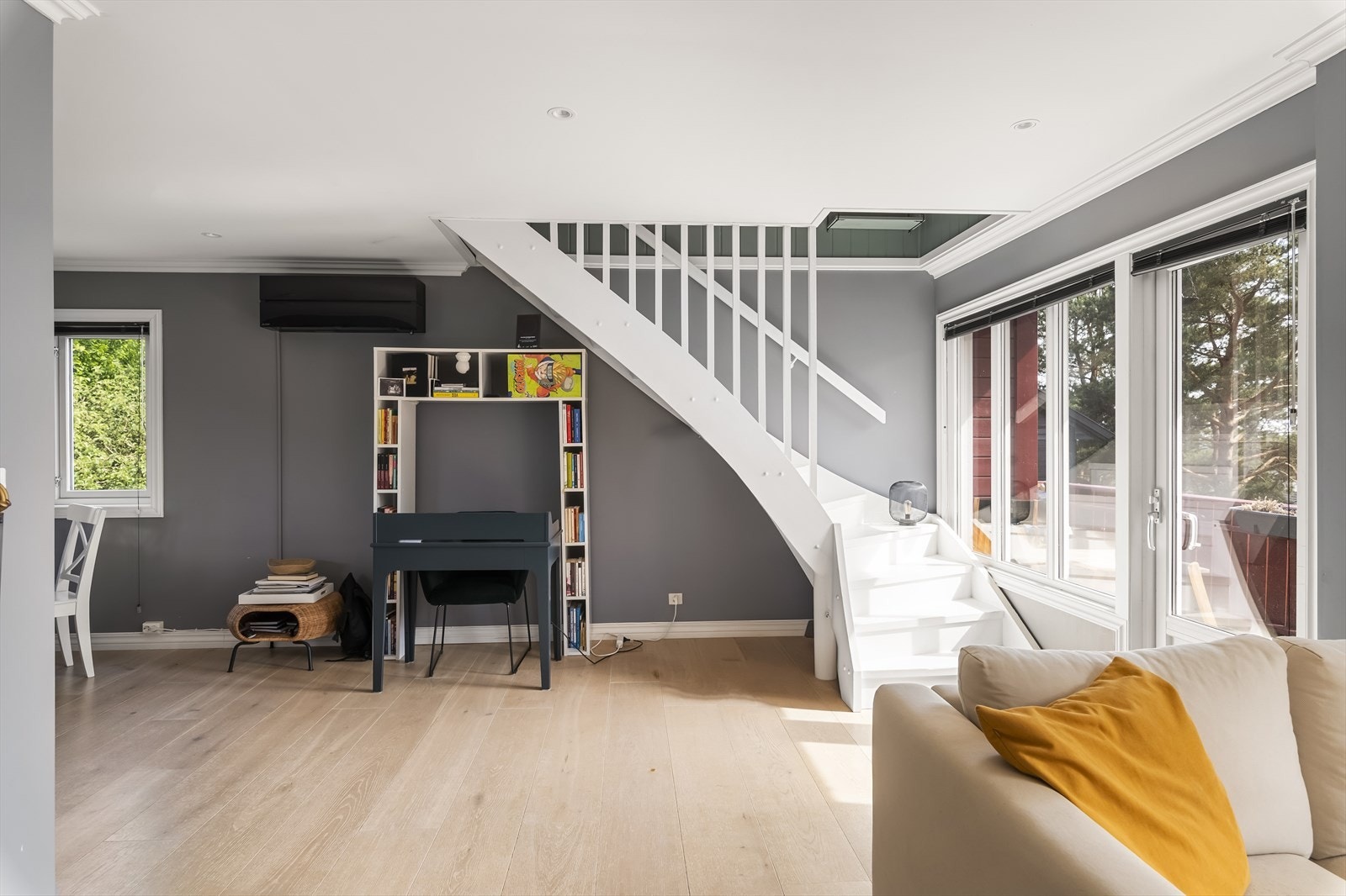 Leiligheten er tiltalende og moderne med god planløsning og rikelig med naturlig lys. Galleribilde