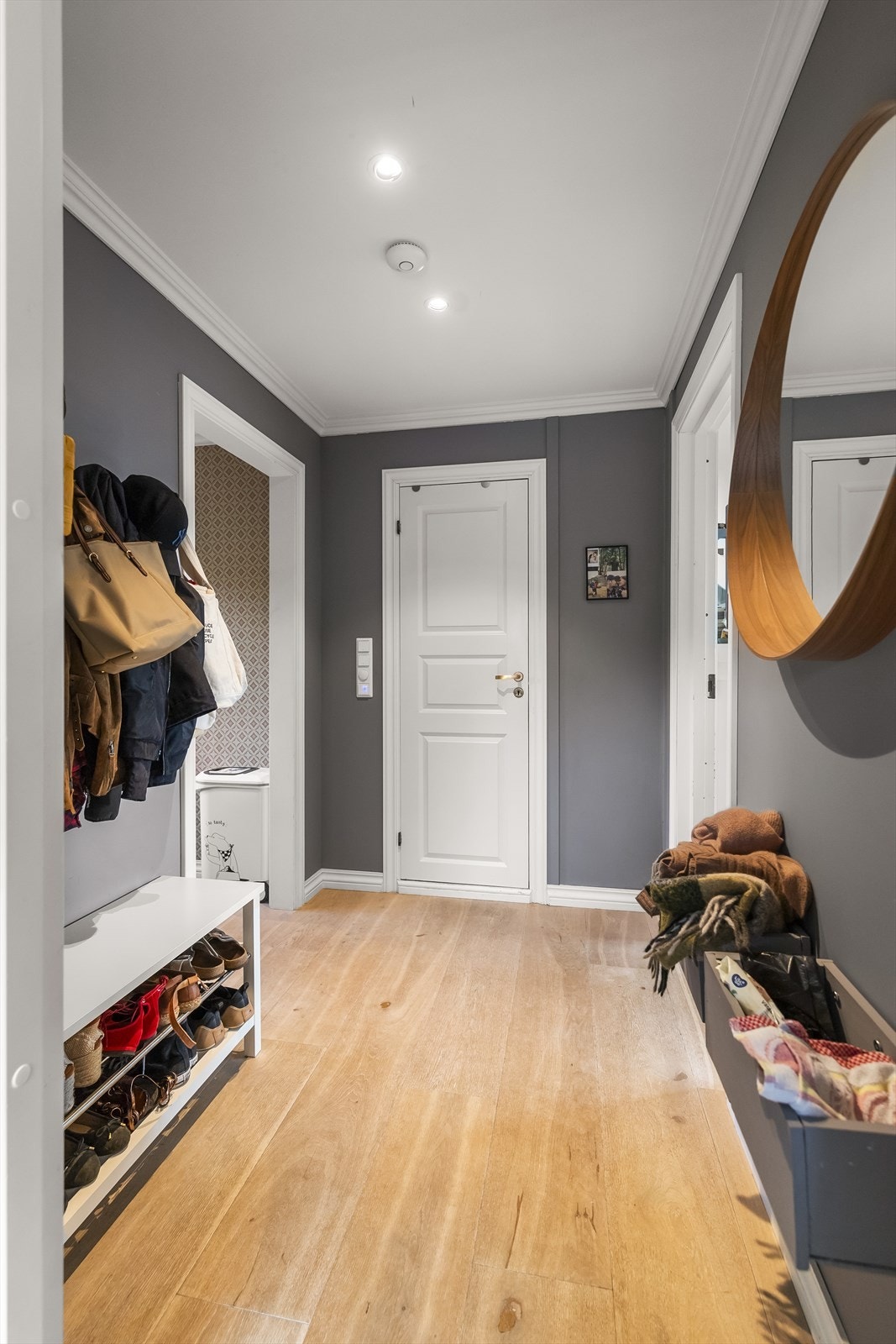 Her har man oppbevaringsmuligheter til både klær og sko som gjør dette til en praktisk gang. Galleribilde