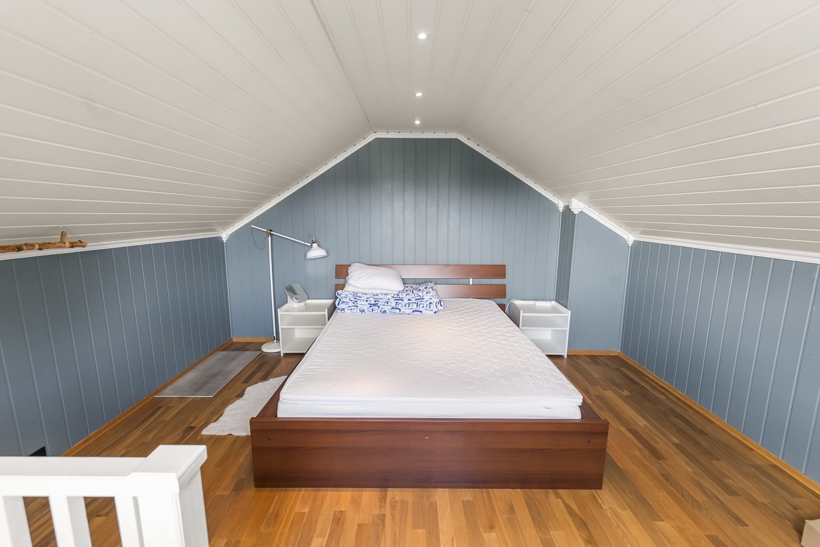 Innredet loftsrom som ikke er søkt om og godkjent til varig oppholdsrom. Galleribilde