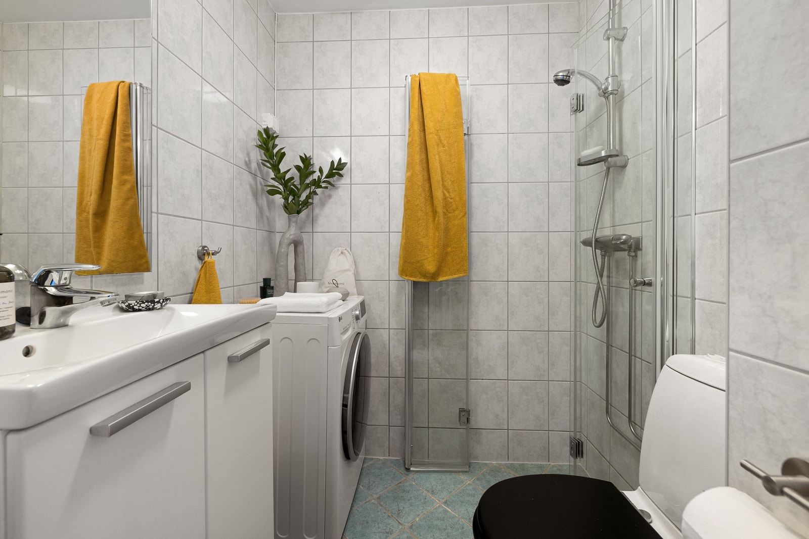 Badet ble rehabilitert i 2004, i borettslagets regi. Her er elektrisk gulvvarme, og plass og opplegg til vaskemaskin. Galleribilde