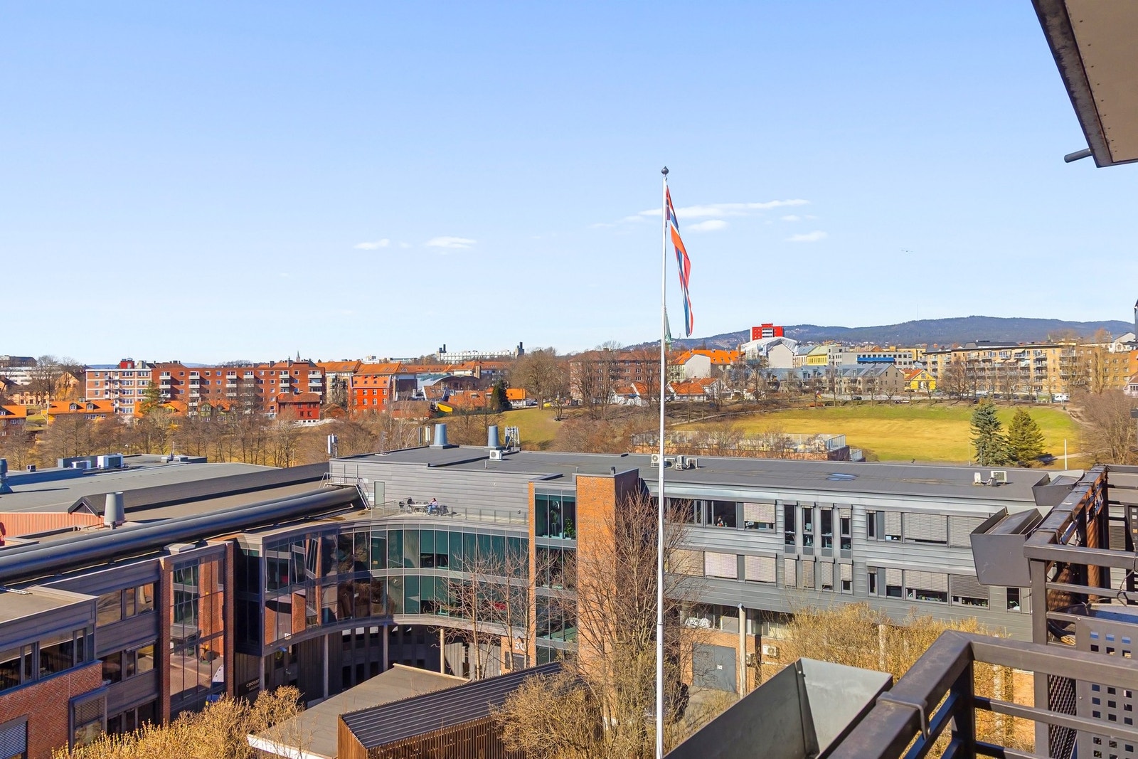 Vi avslutter omvisningen med utsikten, så får du tenke på den frem til vi sees på visning. Galleribilde