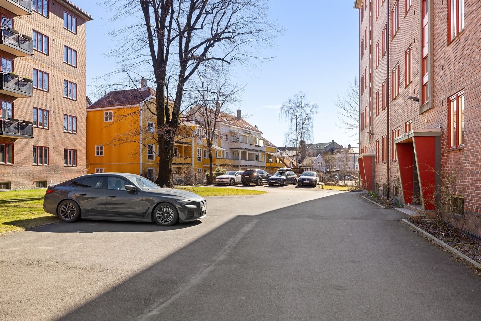 Borettslaget har bygget en fin felles sykkelbod. Den er ikke avbildet her, men nå vet du om den. Galleribilde