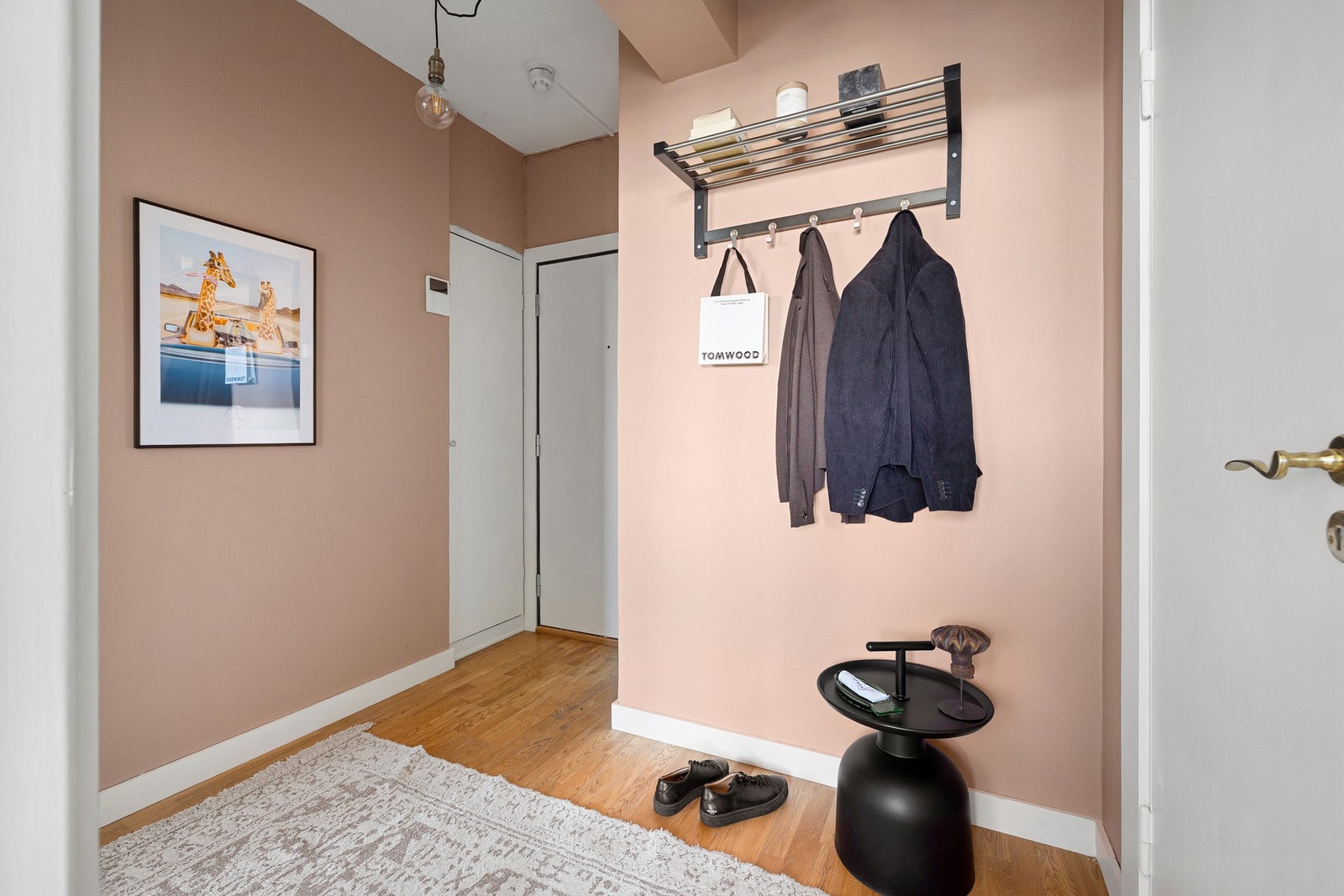 Legg merke til døra like ved inngangen her. Der har du bra med lagring! Koffert, mopp, støvsuger - you name it. Og du må komme på visning for å få titte inni. Galleribilde