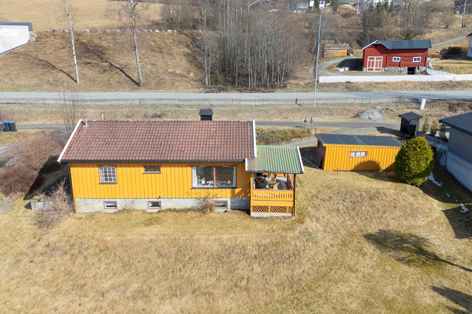 Garasje og enkel adkomst til veien. Galleribilde