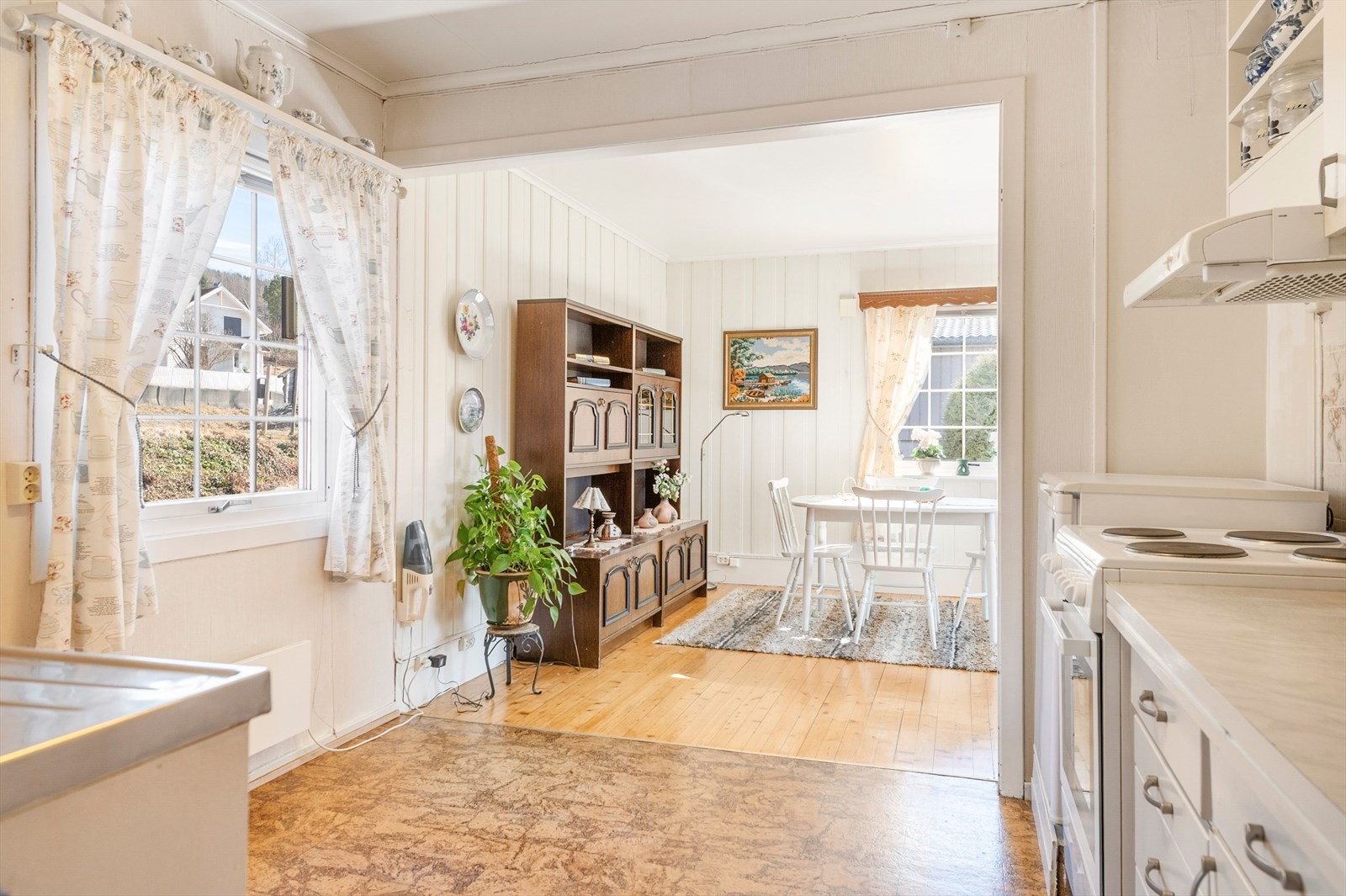 Lyst og hjemmekoselig kjøkken. Galleribilde