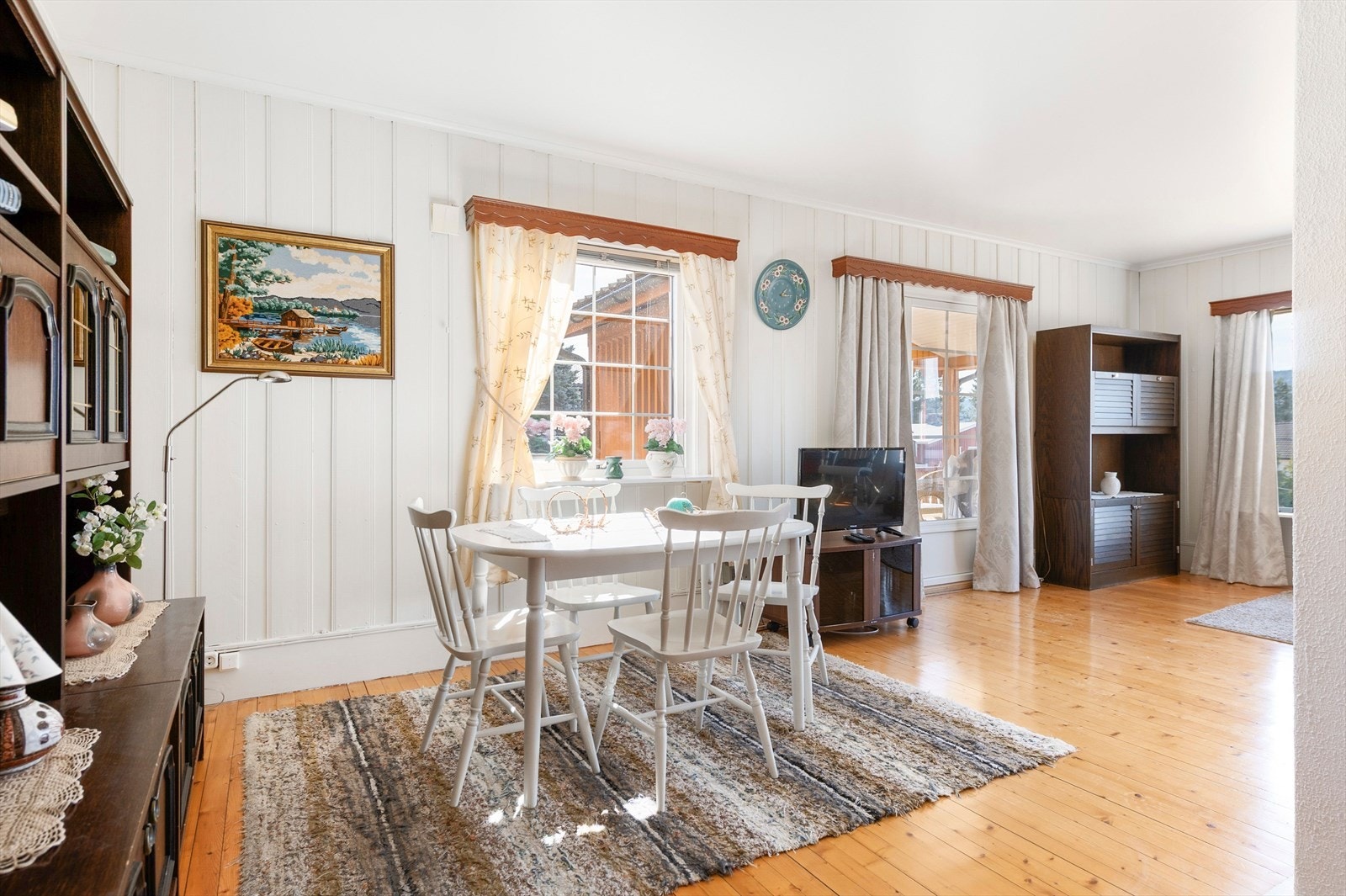 Hyggelig spisestueplass der familien kan samles rundt bordet. Galleribilde