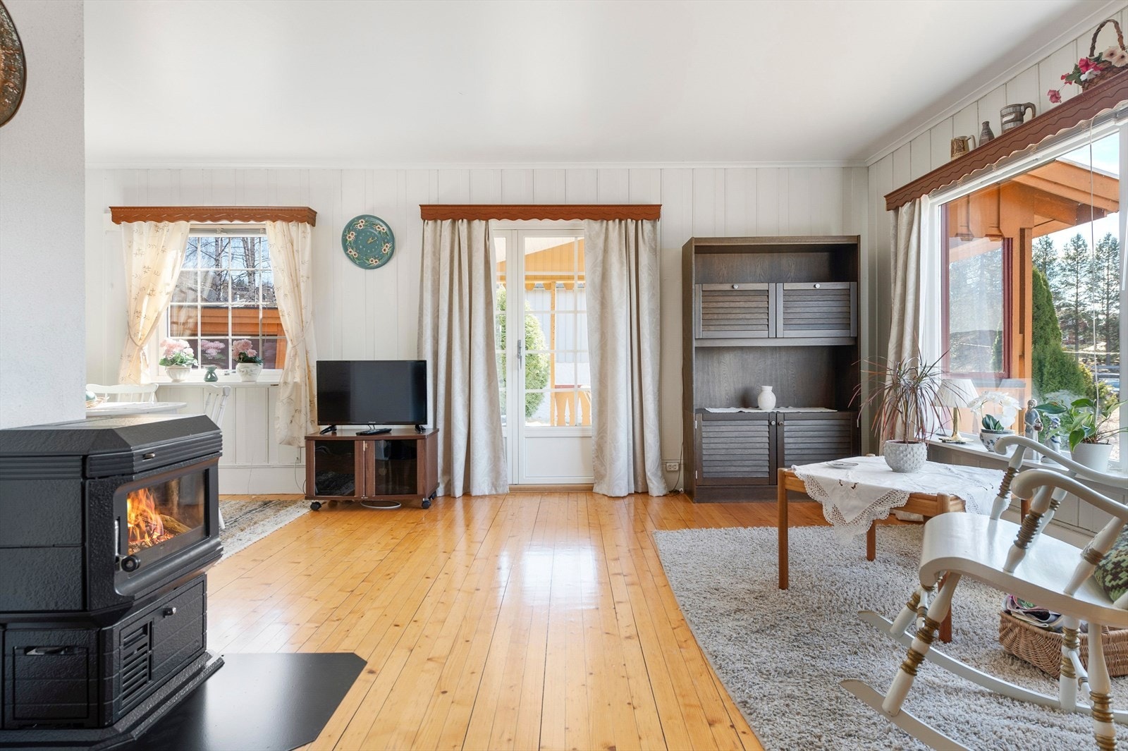 Fra stuen er det utgang til verandaen. Galleribilde