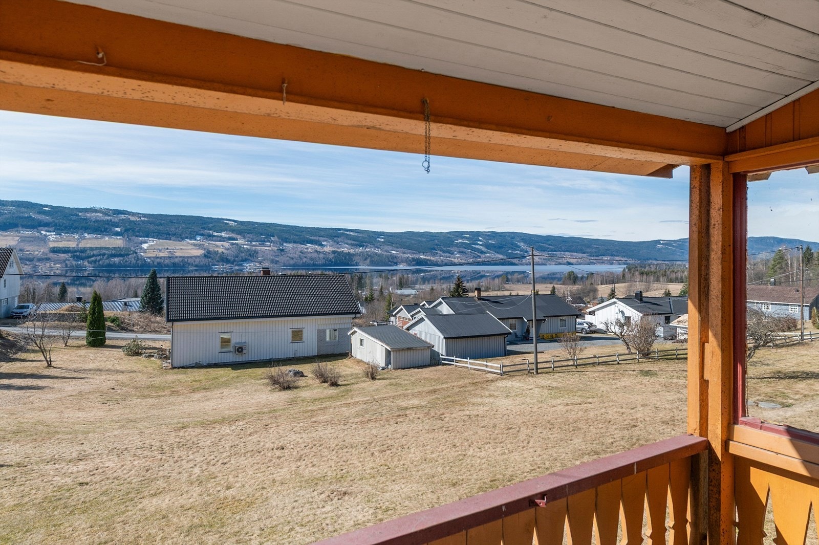Vakker utsikt over Randsfjorden og Veståsen. Galleribilde