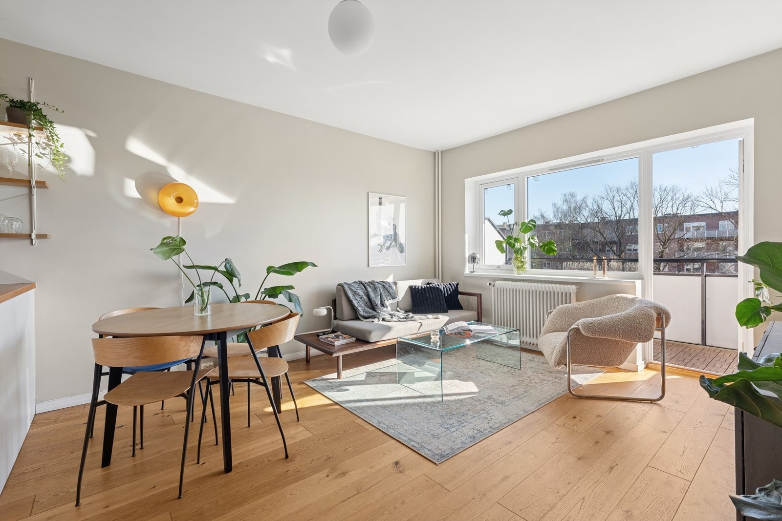 Leiligheten blir oppvarmet med radiatorer tilknyttet fjernvarmeanlegg Galleribilde