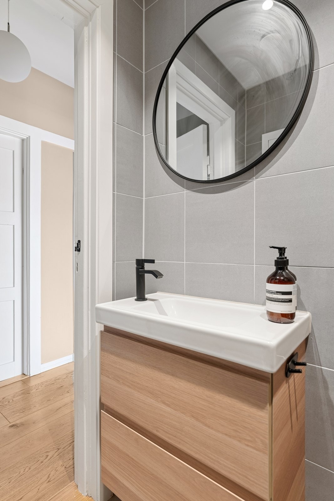 Heldekkende servant med skuffeseksjon Galleribilde