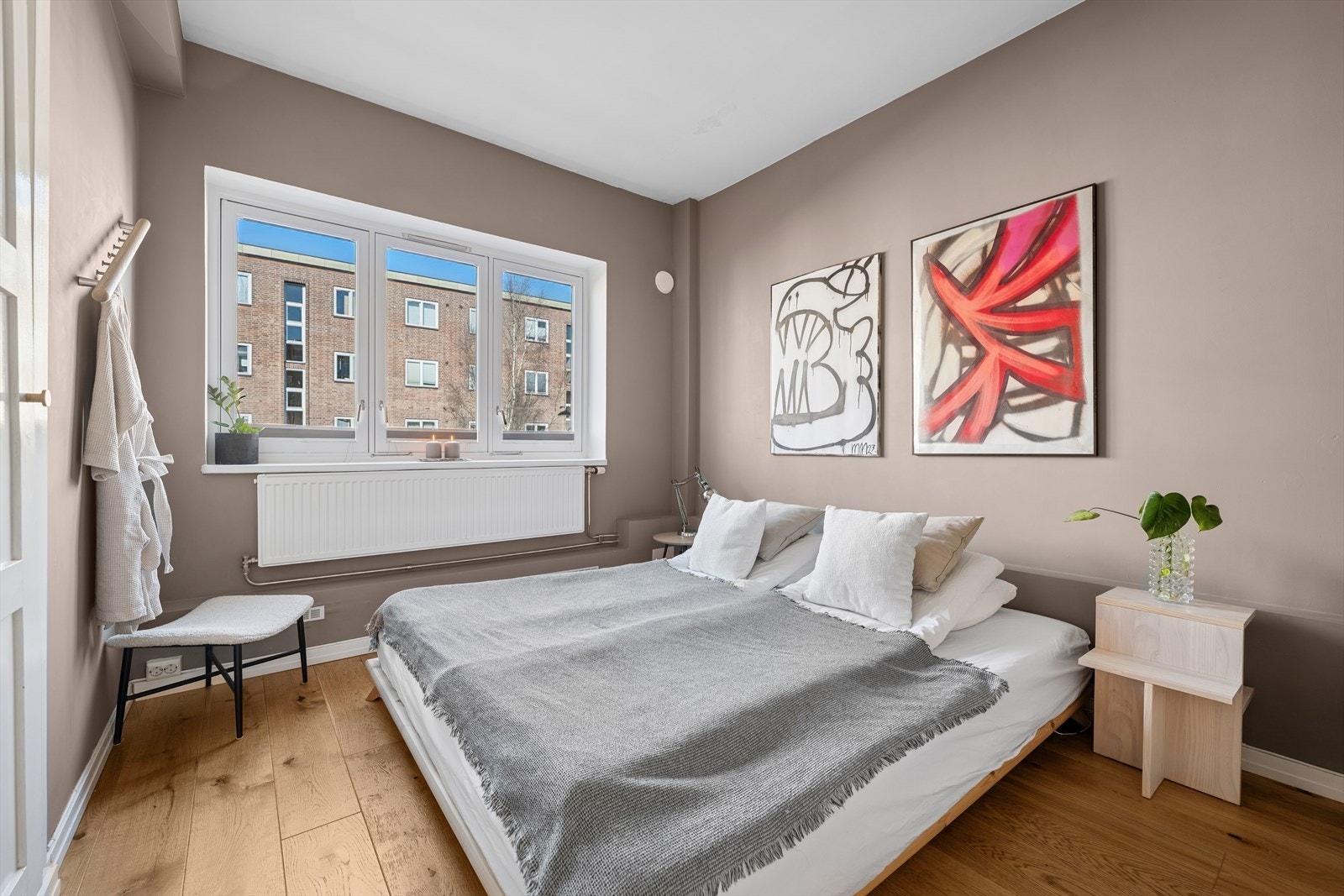 Hovedsoverommet er av god størrelse og har plass til stor seng og nattbord på begge sider Galleribilde