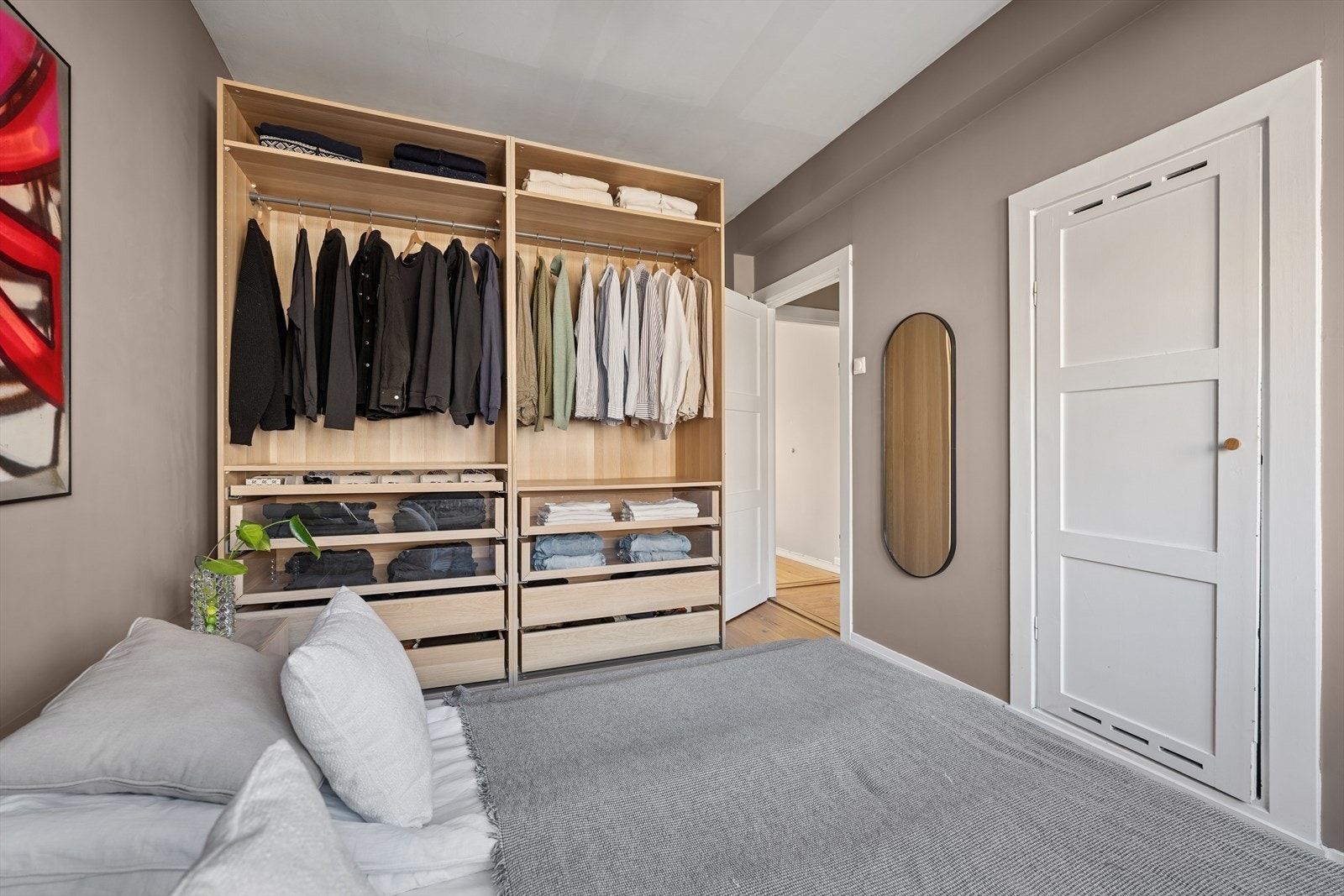 Hovedsoverommet har et praktisk kott for oppbevaring Galleribilde