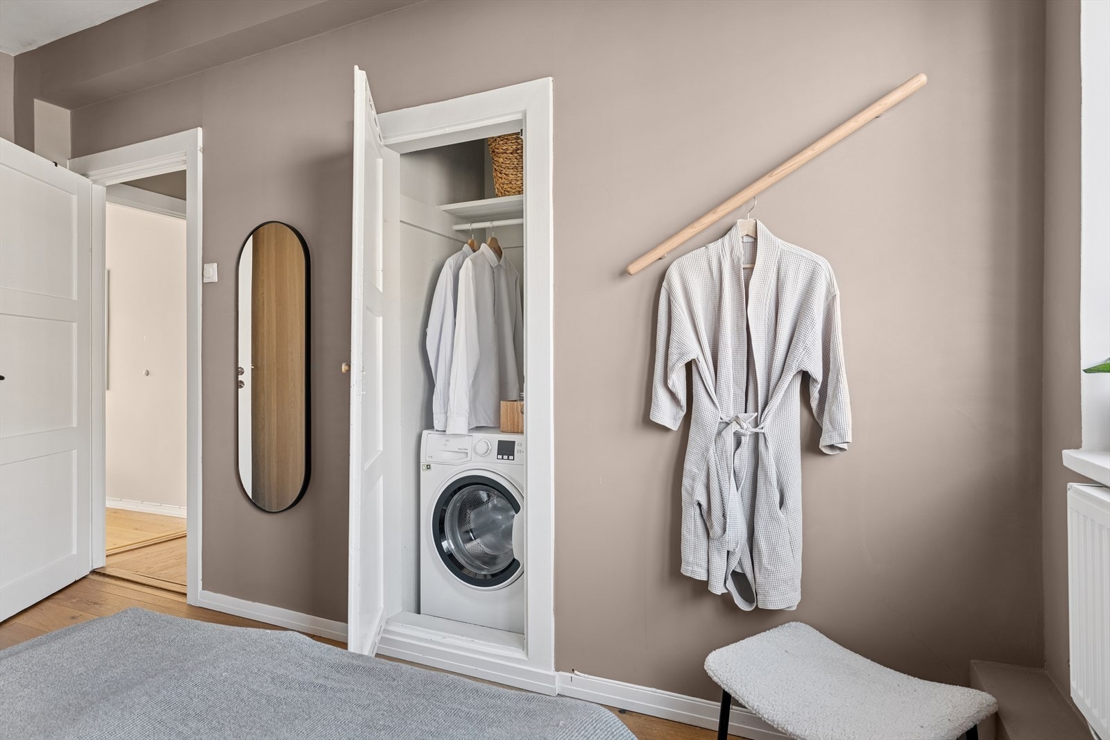 Praktisk nisje på hovedsoverommet med vaskemaskin Galleribilde