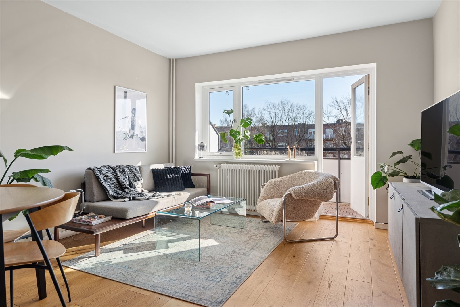 Stuen er svært lys og luftig takket være boligens store vindusflater Galleribilde