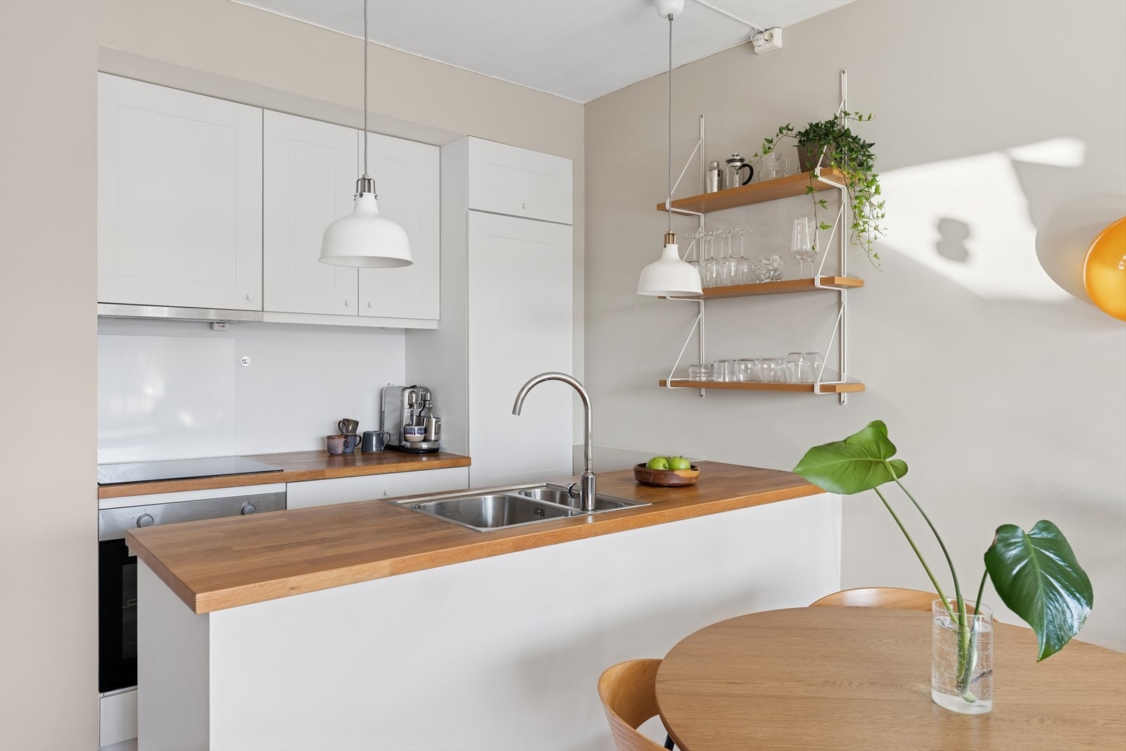 Kjøkkenet er utstyrt med integrert ovn, kjøl/ frys og oppvaskmaskin Galleribilde