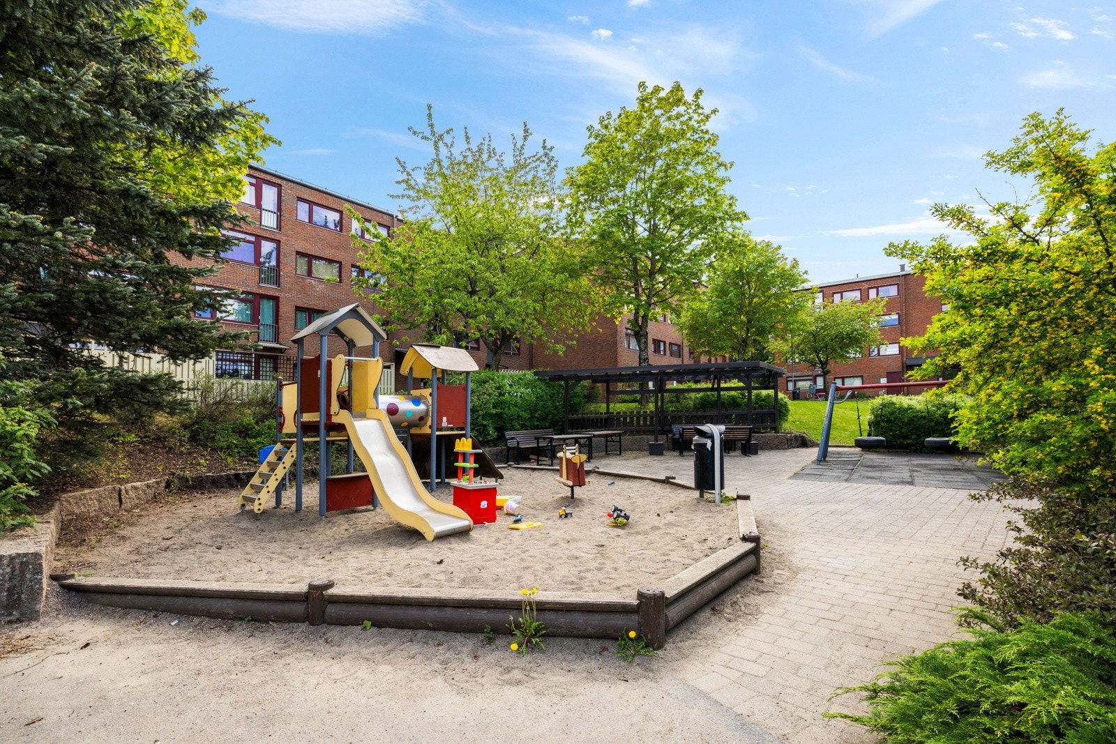 Fellesområdet har også lekeplass og uteområdet som passer barna Galleribilde