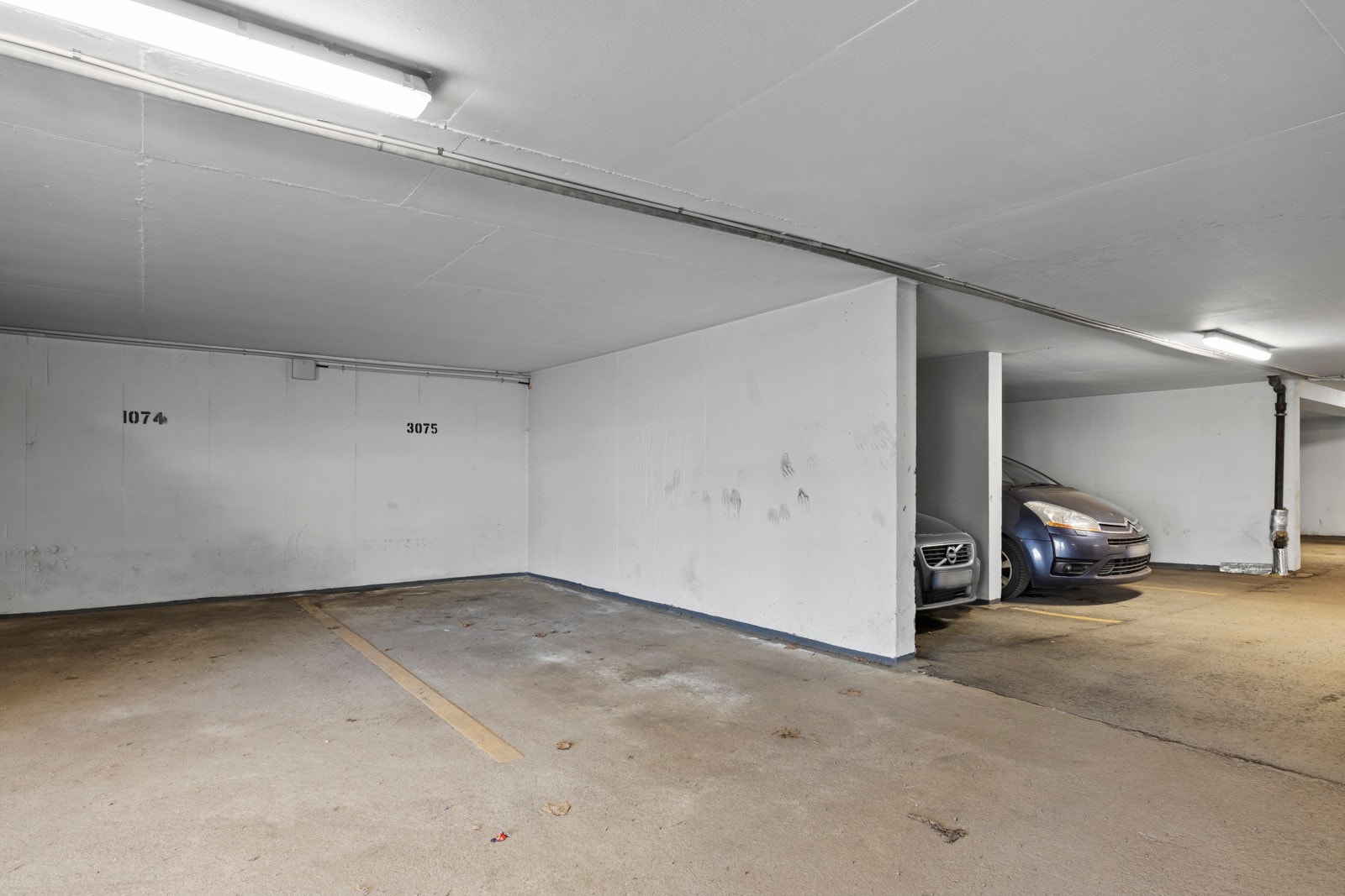 Leiligheten disponerer en egen garasjeplass Galleribilde