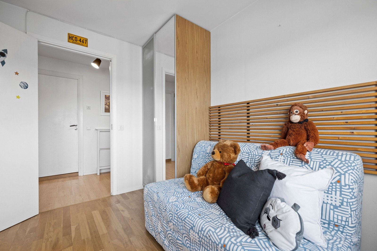 Ved døren er det plassert en garderobe med speilfronter Galleribilde