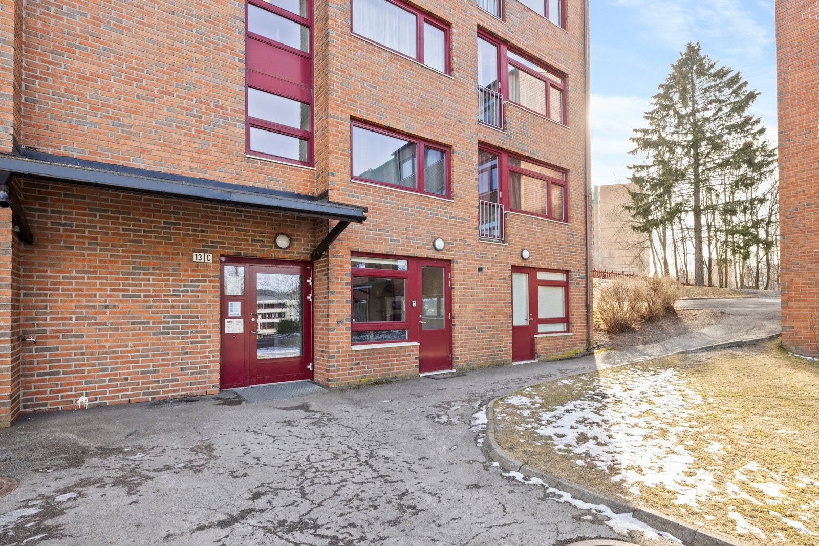 Inngang via felles trappeoppgang Galleribilde