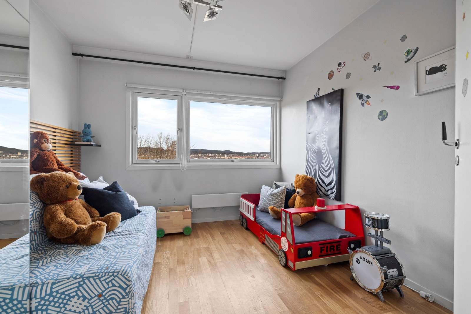 Dette rommet har lyse vegger og store vindusflater Galleribilde