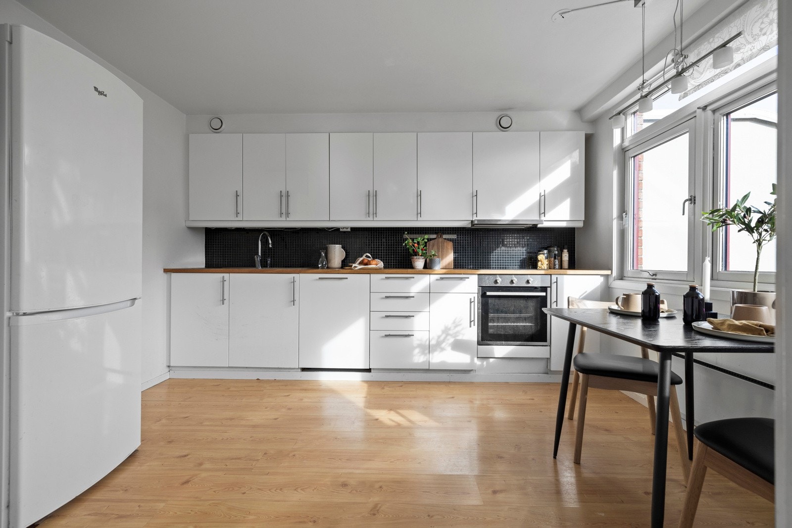 Lyst, romslig kjøkken fra IKEA Galleribilde